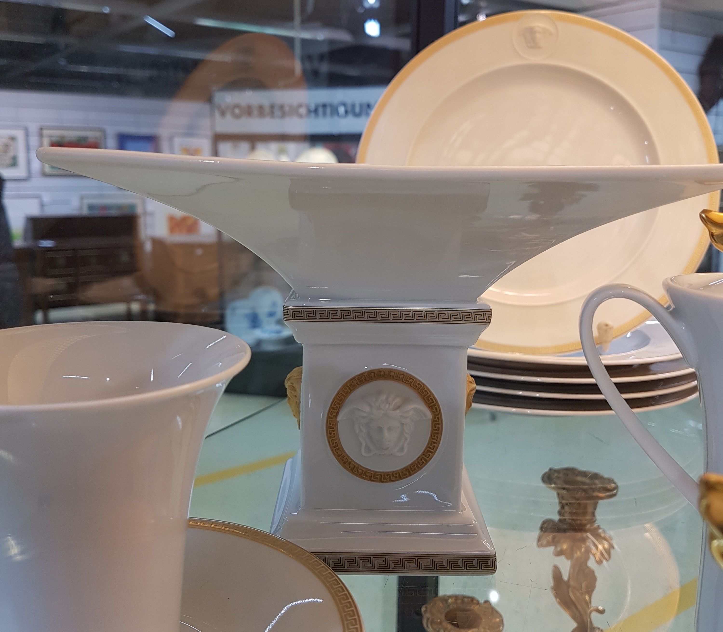Detail e: Frühstückservice für 6 Personen, Rosenthal, Entwurf Gianni Versace, Modell Medaille Meandre d'or, Formentwurf Paul Wunderlich, Kaffeekanne, ...