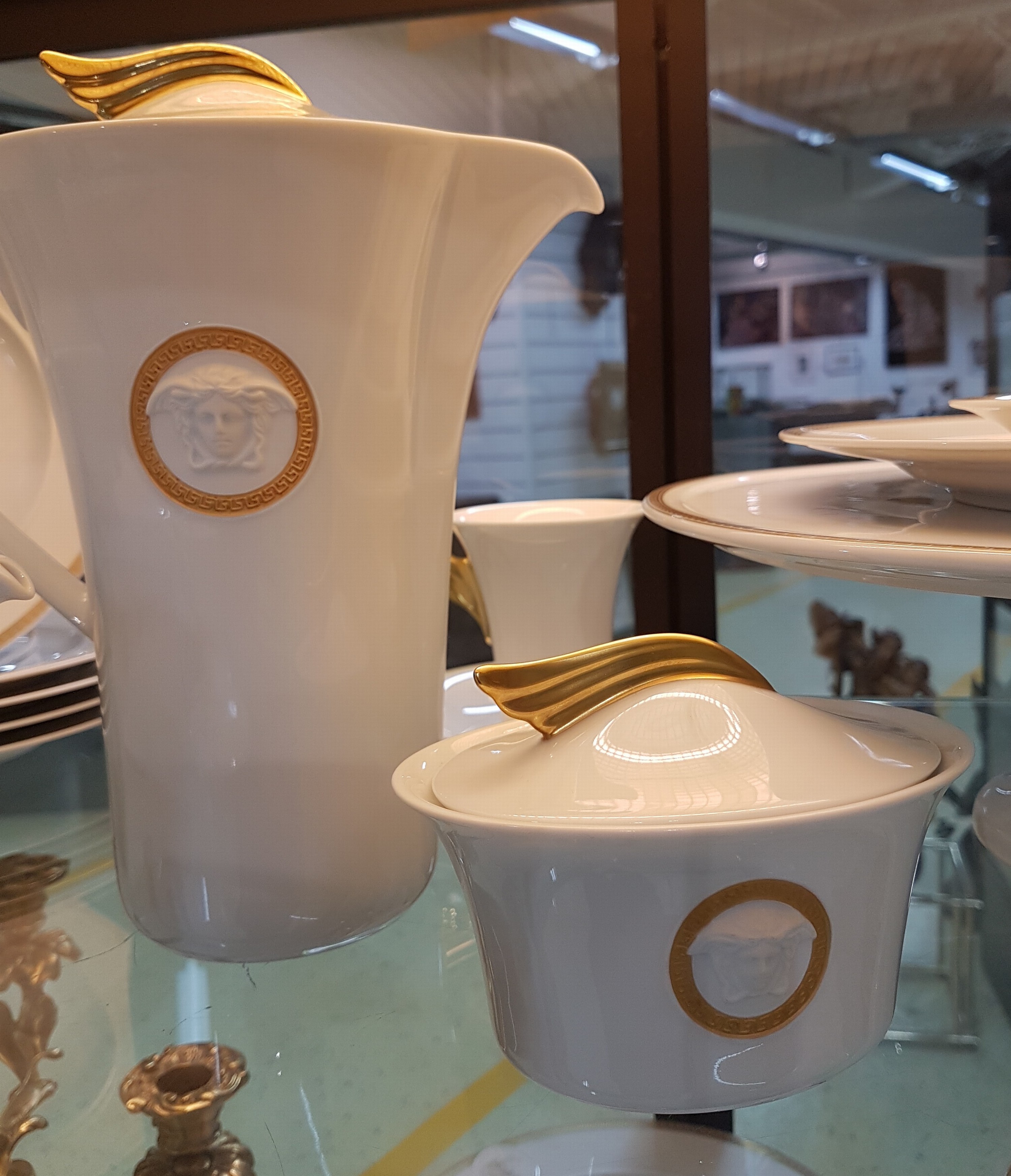 Detail f: Frühstückservice für 6 Personen, Rosenthal, Entwurf Gianni Versace, Modell Medaille Meandre d'or, Formentwurf Paul Wunderlich, Kaffeekanne, ...