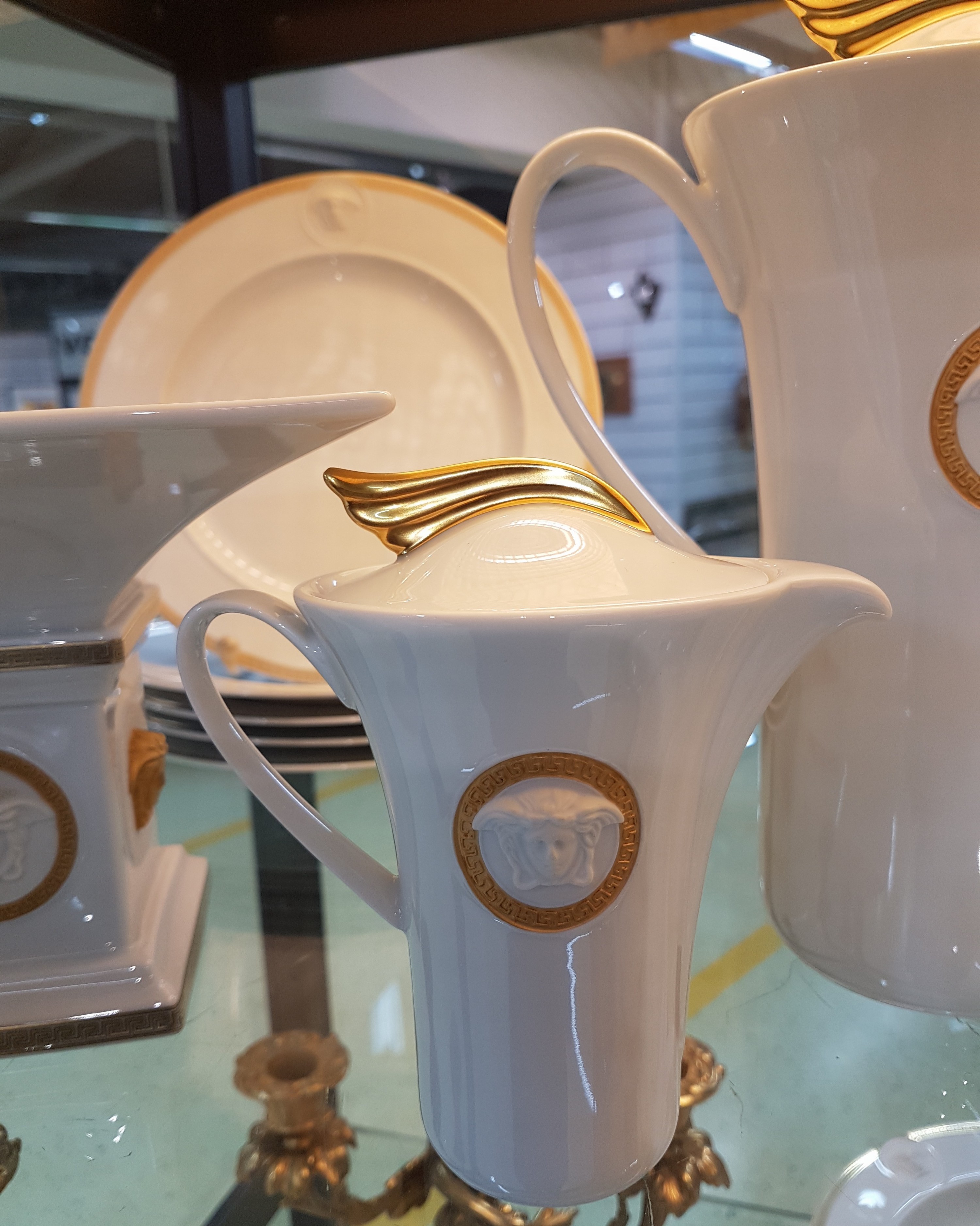 Detail g: Frühstückservice für 6 Personen, Rosenthal, Entwurf Gianni Versace, Modell Medaille Meandre d'or, Formentwurf Paul Wunderlich, Kaffeekanne, ...