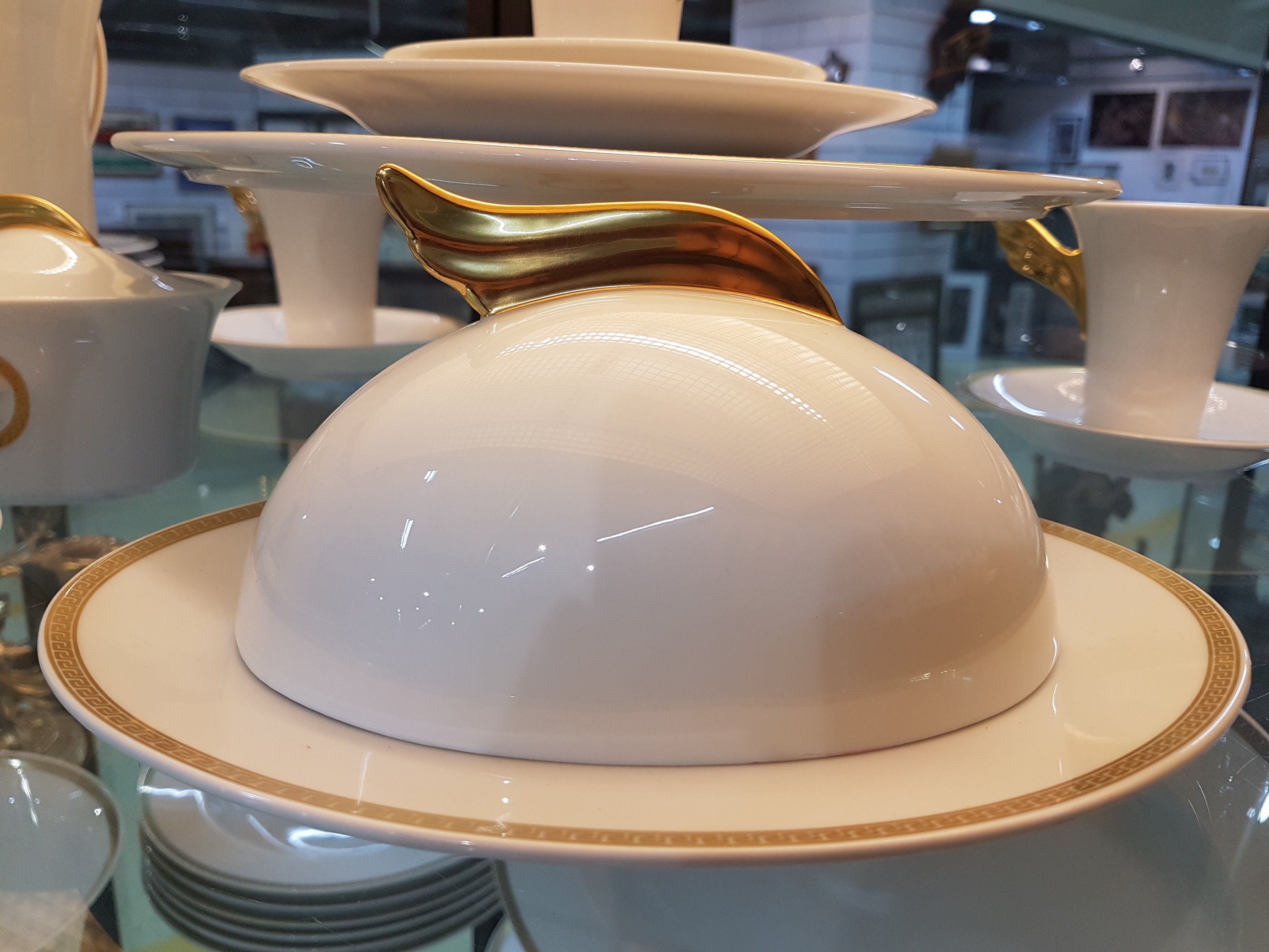 Detail h: Frühstückservice für 6 Personen, Rosenthal, Entwurf Gianni Versace, Modell Medaille Meandre d'or, Formentwurf Paul Wunderlich, Kaffeekanne, ...