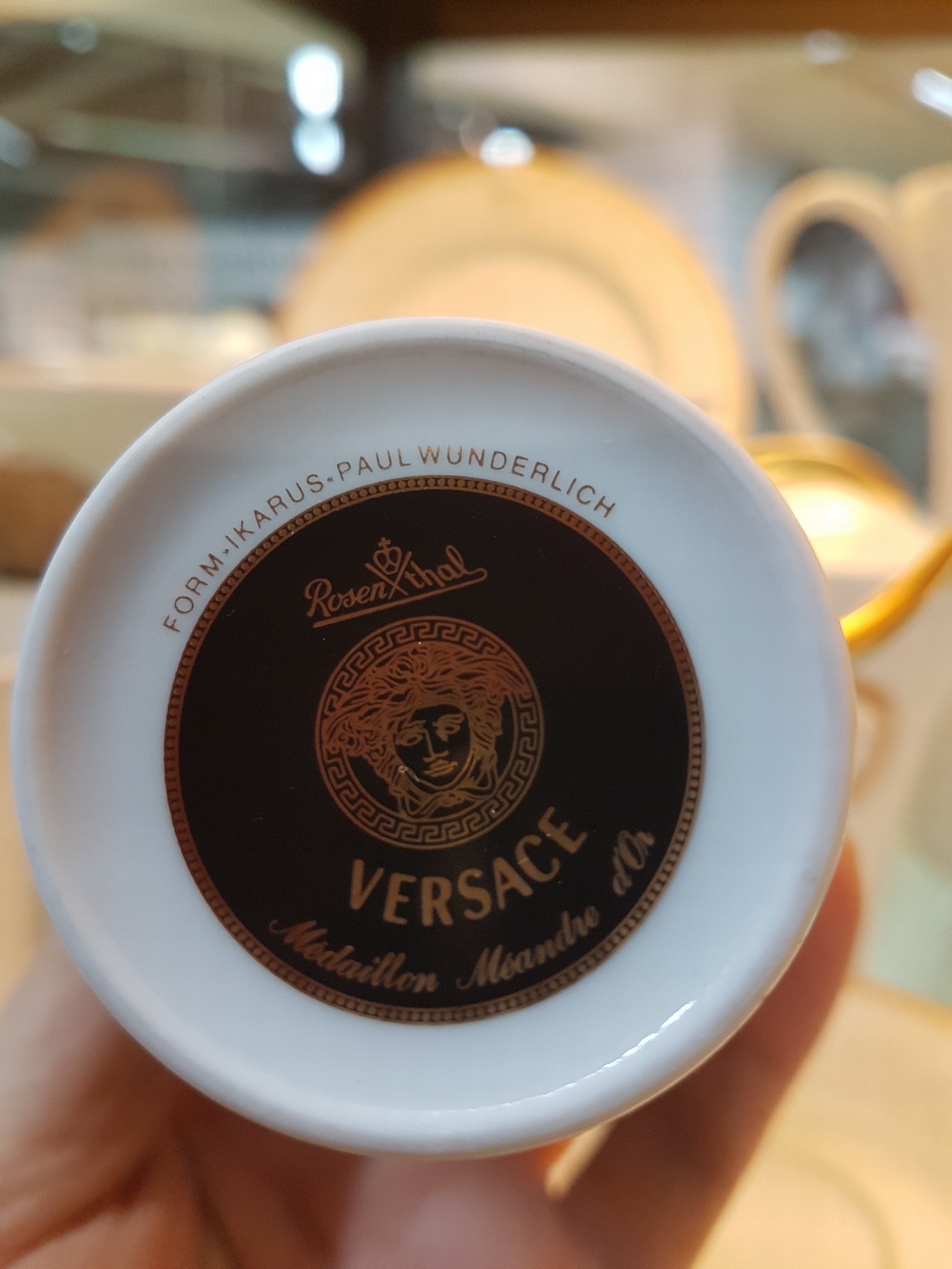 Detail i: Frühstückservice für 6 Personen, Rosenthal, Entwurf Gianni Versace, Modell Medaille Meandre d'or, Formentwurf Paul Wunderlich, Kaffeekanne, ...
