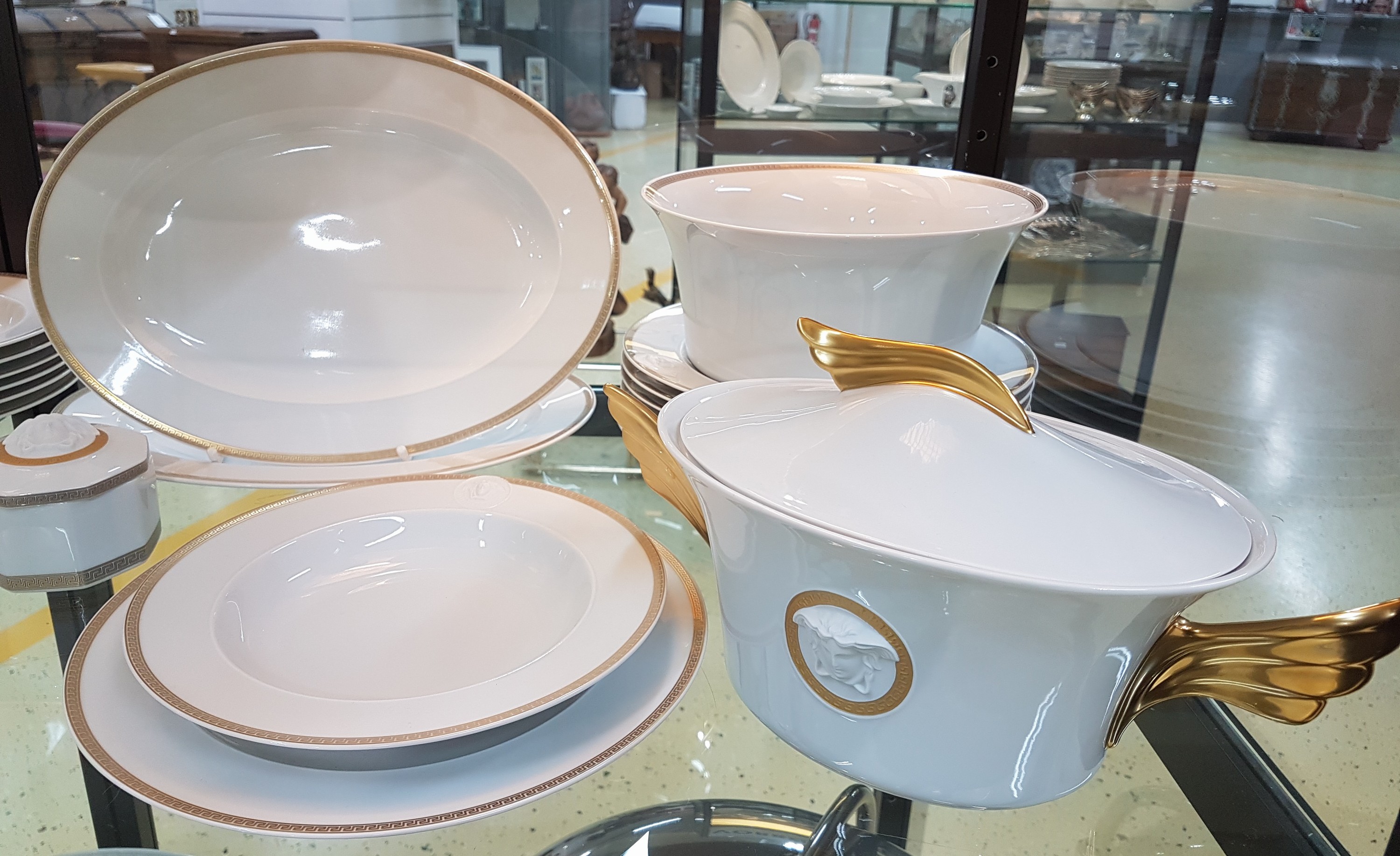 Detail a: Speiseservice für 7 Personen, Rosenthal, Entwurf Gianni Versace, Modell Medaille Meandre d'or, 7 flache Teller, 7 tiefe Teller, 2 ...