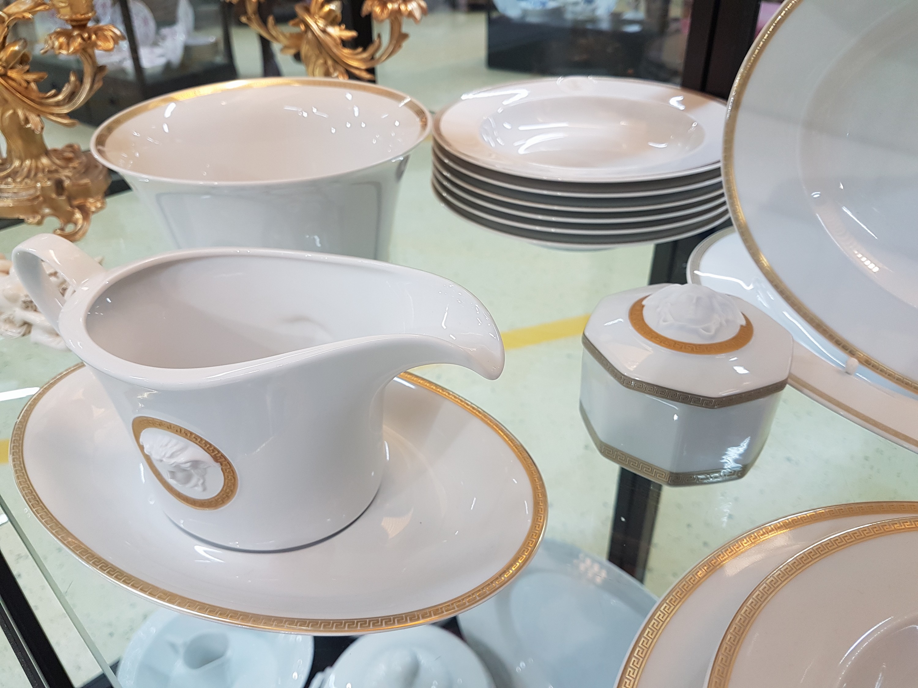 Detail b: Speiseservice für 7 Personen, Rosenthal, Entwurf Gianni Versace, Modell Medaille Meandre d'or, 7 flache Teller, 7 tiefe Teller, 2 ...