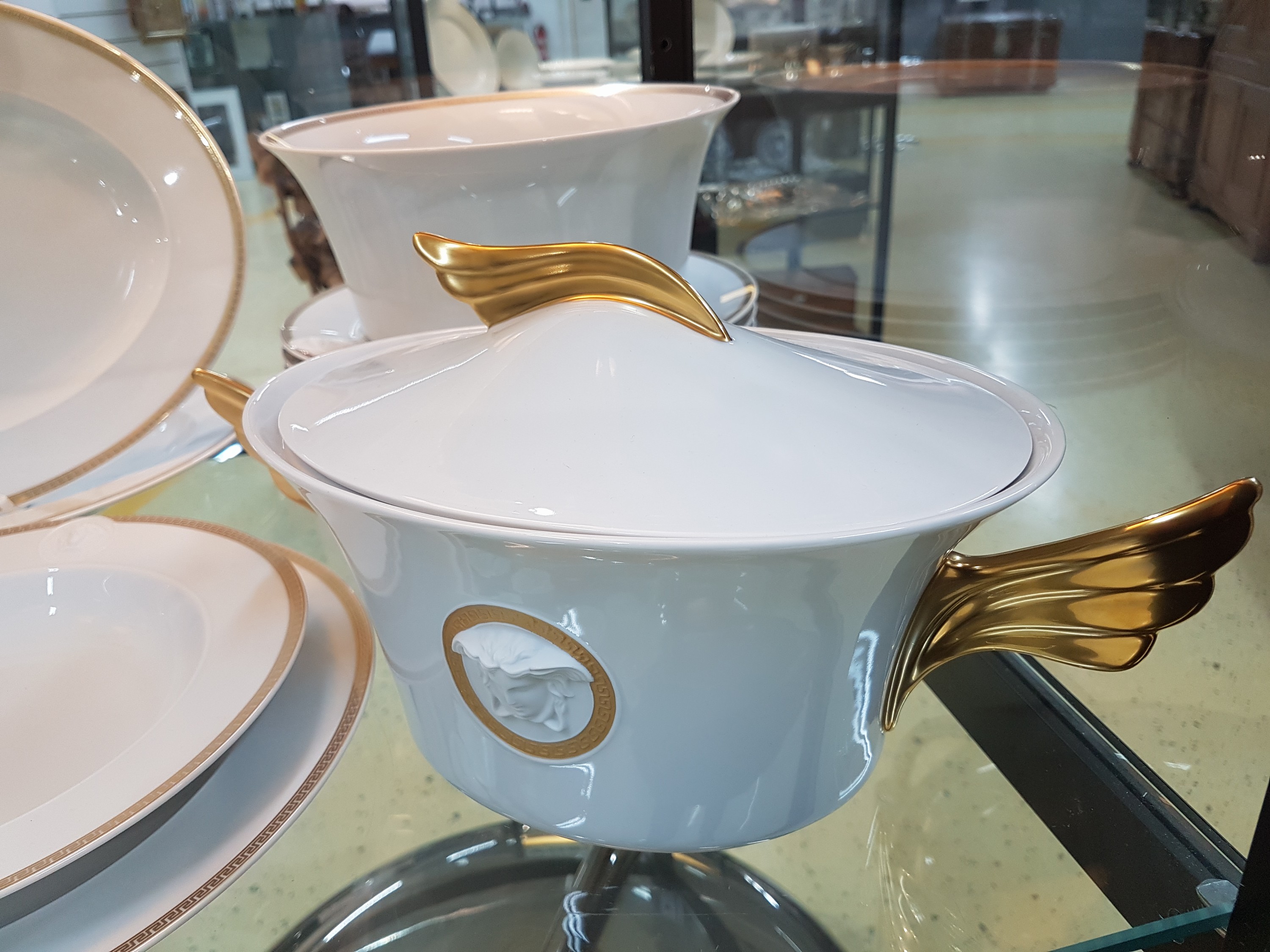Detail c: Speiseservice für 7 Personen, Rosenthal, Entwurf Gianni Versace, Modell Medaille Meandre d'or, 7 flache Teller, 7 tiefe Teller, 2 ...