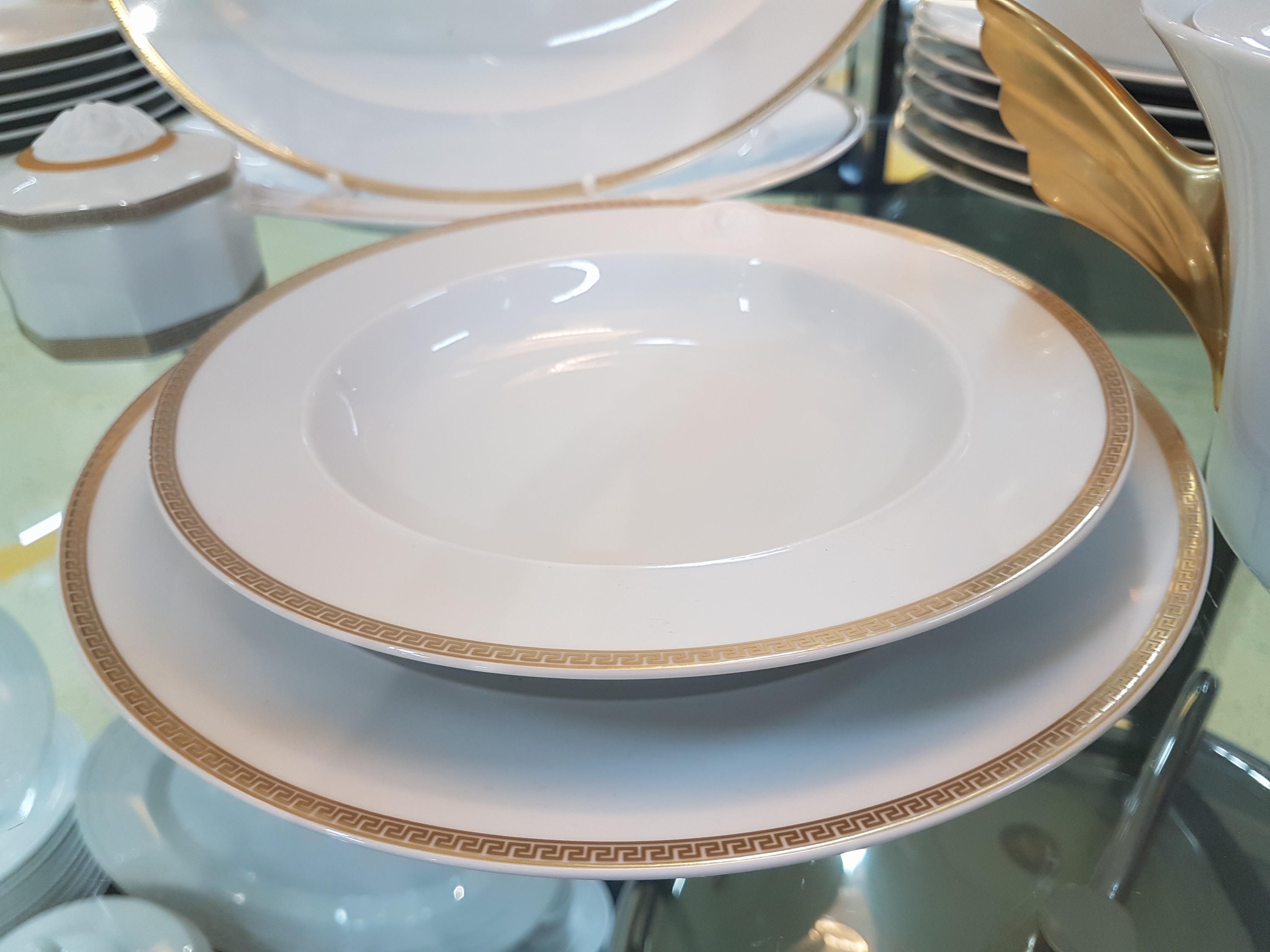 Detail d: Speiseservice für 7 Personen, Rosenthal, Entwurf Gianni Versace, Modell Medaille Meandre d'or, 7 flache Teller, 7 tiefe Teller, 2 ...