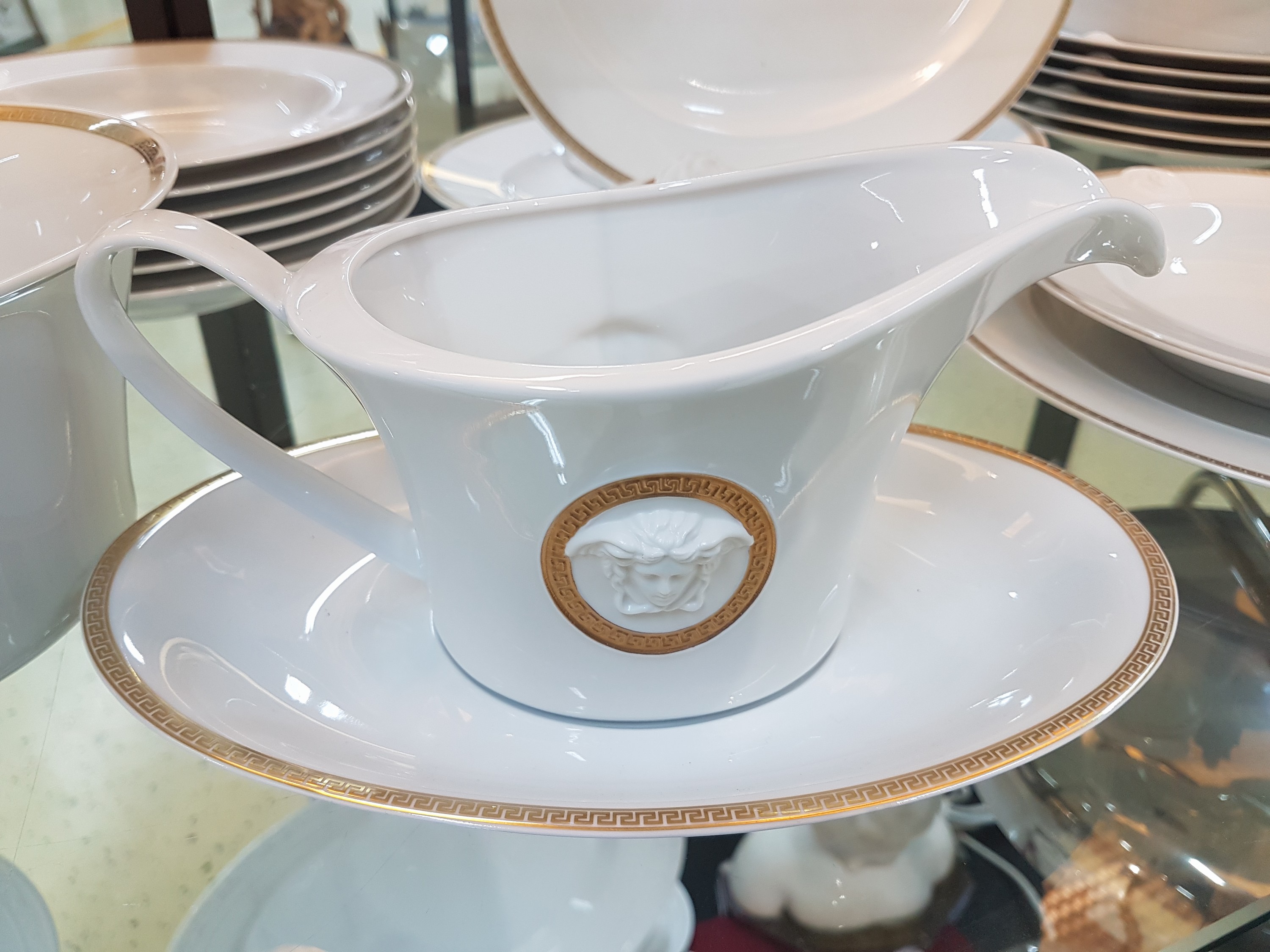 Detail g: Speiseservice für 7 Personen, Rosenthal, Entwurf Gianni Versace, Modell Medaille Meandre d'or, 7 flache Teller, 7 tiefe Teller, 2 ...