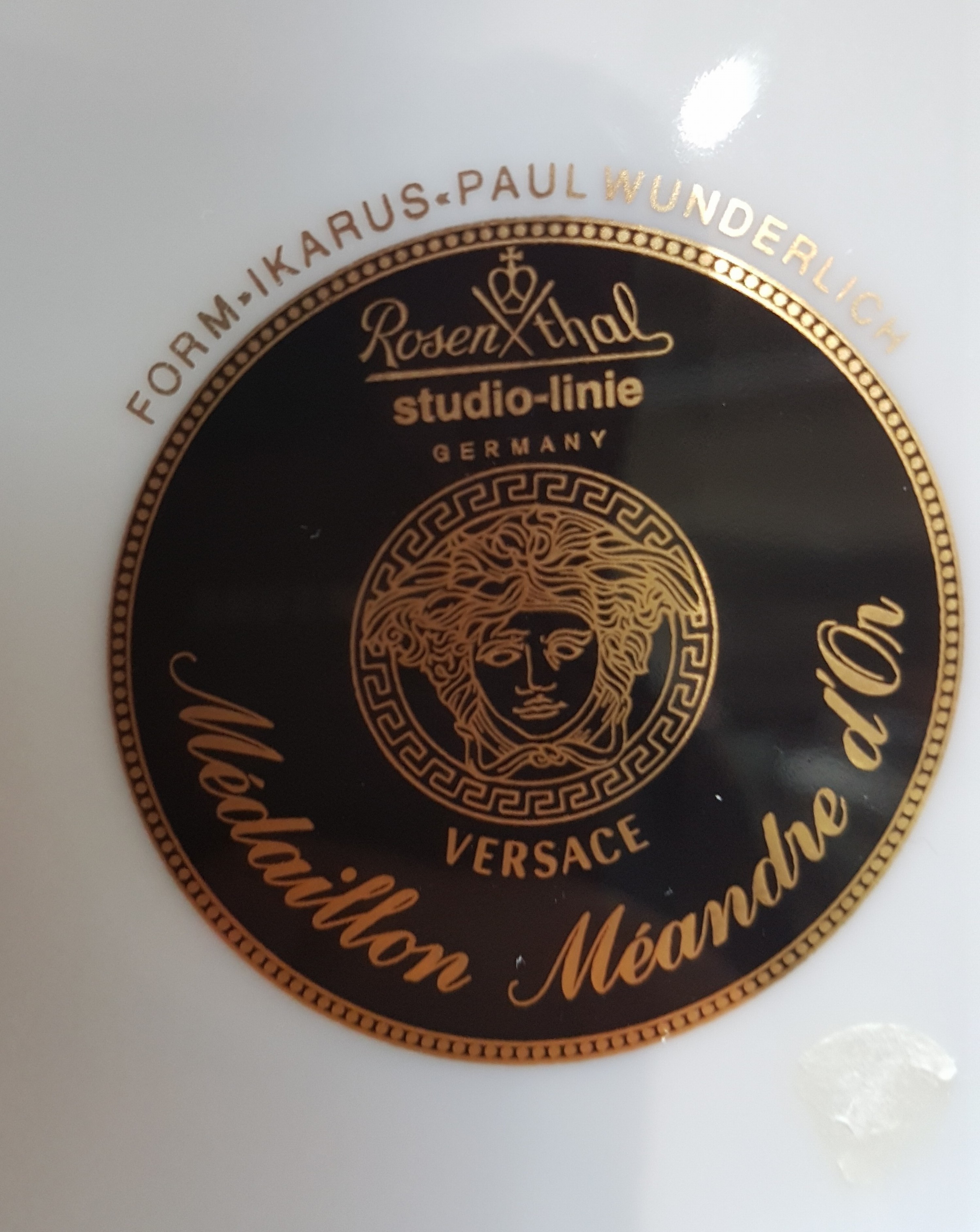 Detail h: Speiseservice für 7 Personen, Rosenthal, Entwurf Gianni Versace, Modell Medaille Meandre d'or, 7 flache Teller, 7 tiefe Teller, 2 ...