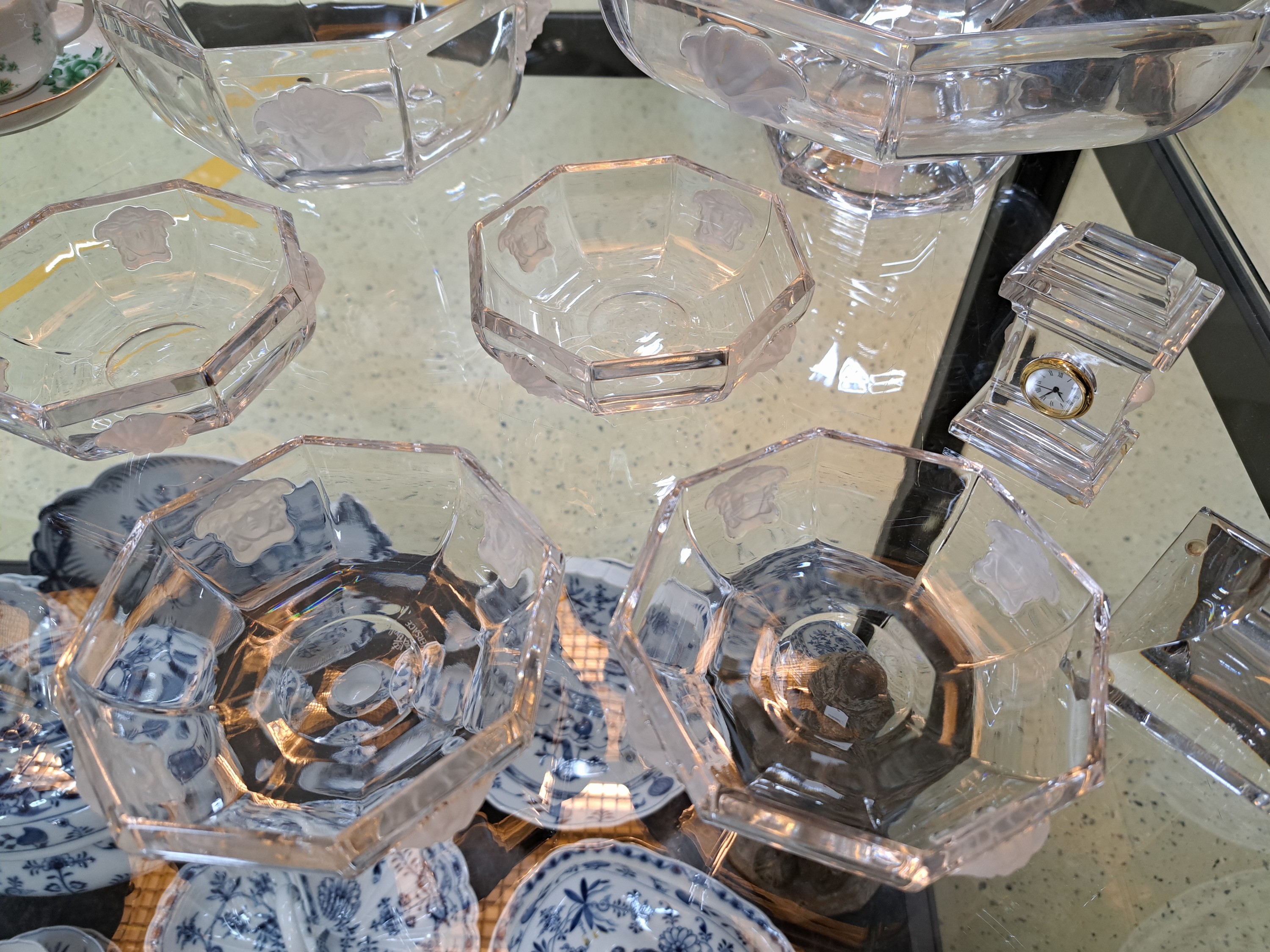 Detail b: Kompottservice und Beiteile, Rosenthal, Modell Medusa, Glas, Entwurf Gianni Versace, Kompottschale, Fußschale, 6 Schälchen, Kerzenleuchter, Tischuhr