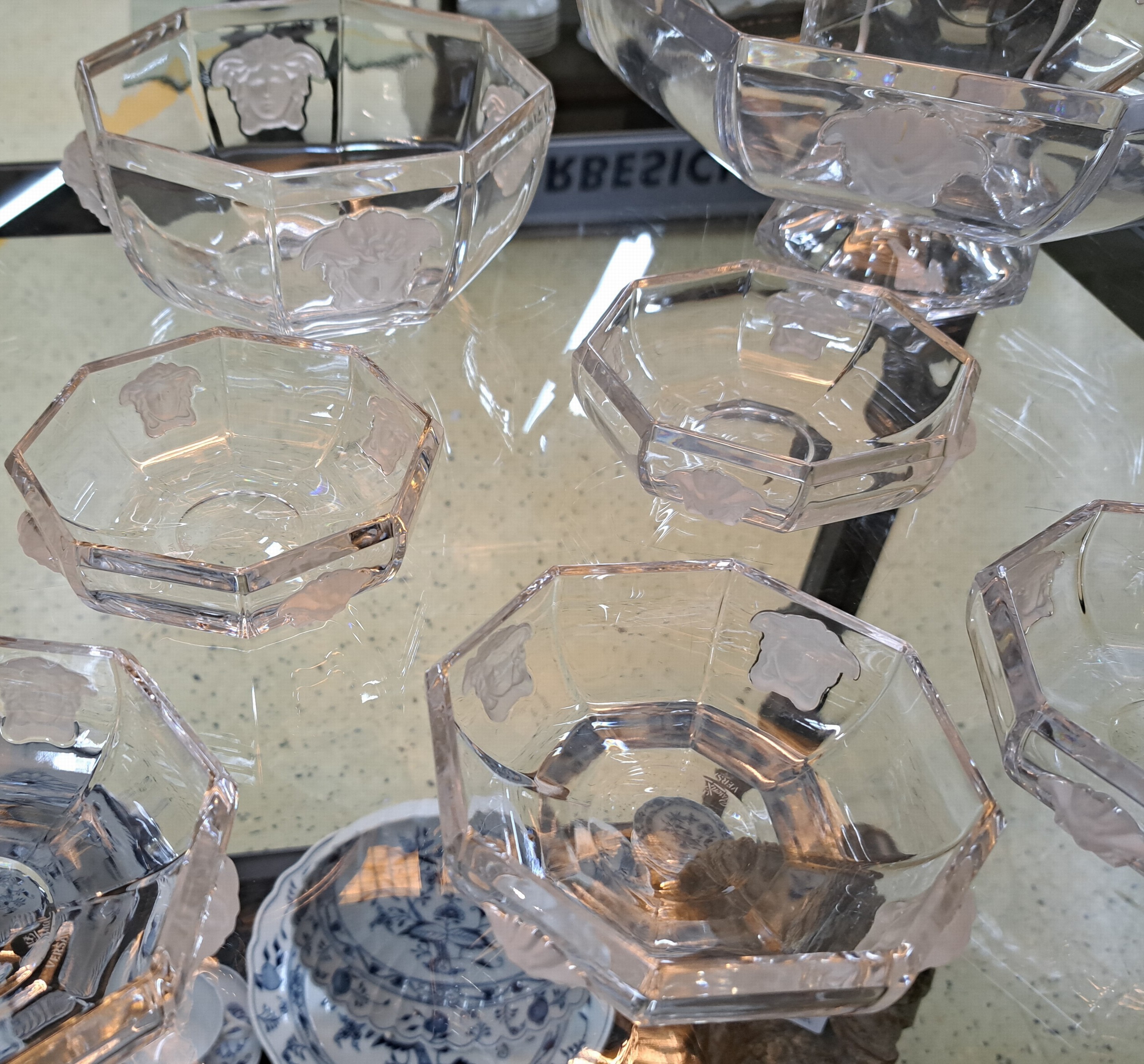Detail c: Kompottservice und Beiteile, Rosenthal, Modell Medusa, Glas, Entwurf Gianni Versace, Kompottschale, Fußschale, 6 Schälchen, Kerzenleuchter, Tischuhr