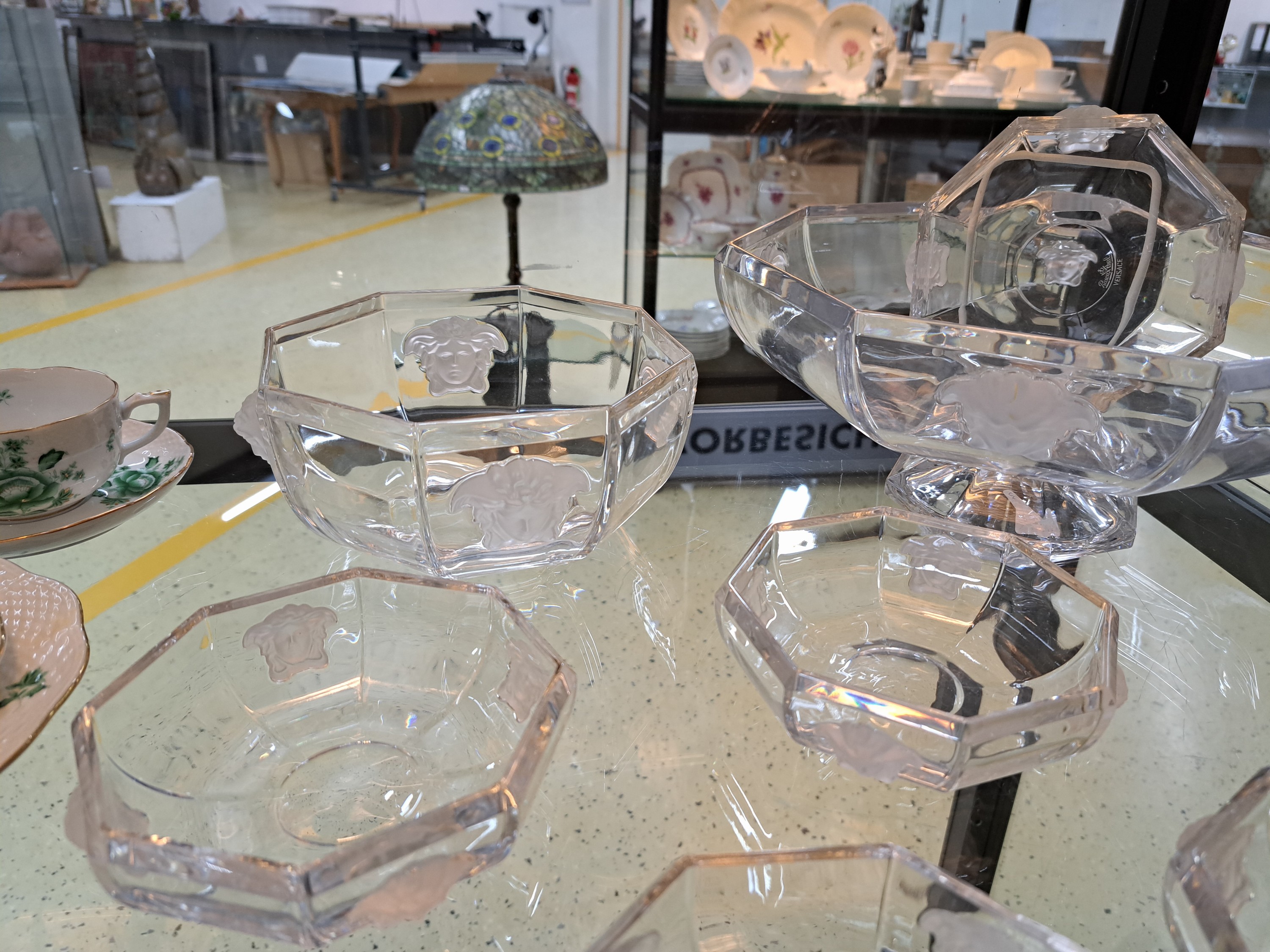 Detail d: Kompottservice und Beiteile, Rosenthal, Modell Medusa, Glas, Entwurf Gianni Versace, Kompottschale, Fußschale, 6 Schälchen, Kerzenleuchter, Tischuhr