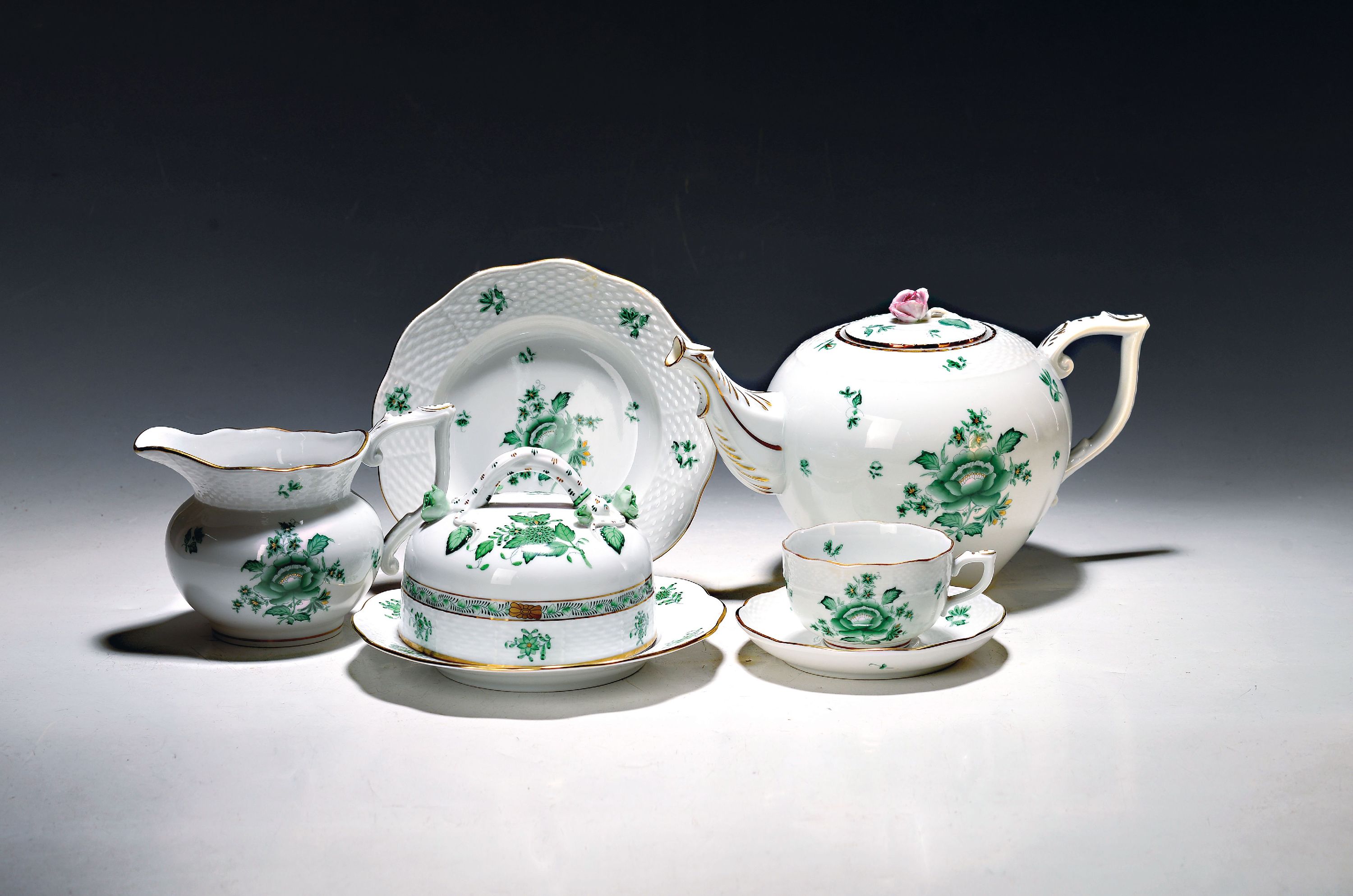 Image 27044749 - Umfangreiches Service, Herend, Nanking bouquet/Niang vert, 20. Jh, Pfingstrose mit ...