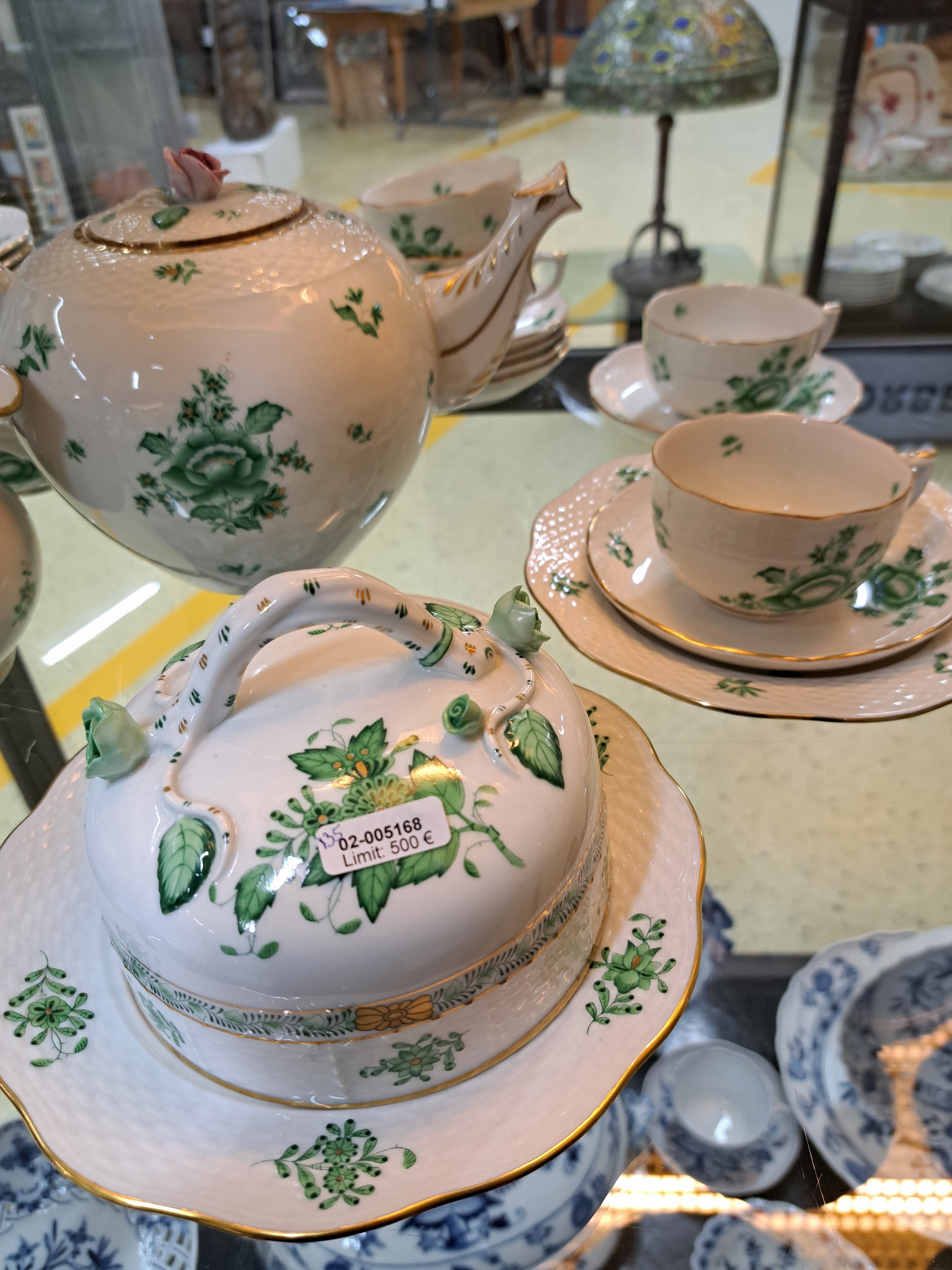 Detail a: Umfangreiches Service, Herend, Nanking bouquet/Niang vert, 20. Jh, Pfingstrose mit Gartenblumen, Porzellan, Goldstaffage, 10 Tassen mit Untertassen, ...