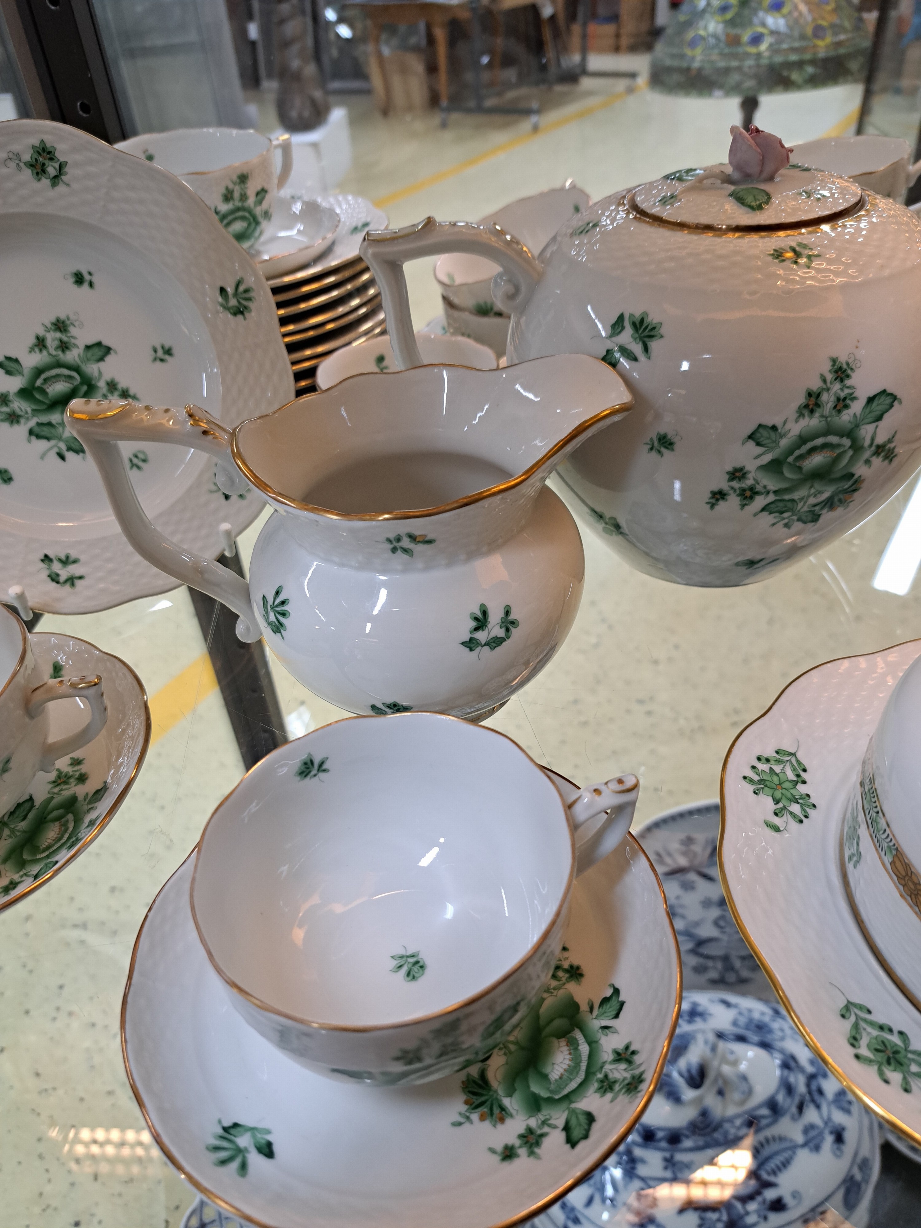 Detail b: Umfangreiches Service, Herend, Nanking bouquet/Niang vert, 20. Jh, Pfingstrose mit Gartenblumen, Porzellan, Goldstaffage, 10 Tassen mit Untertassen, ...