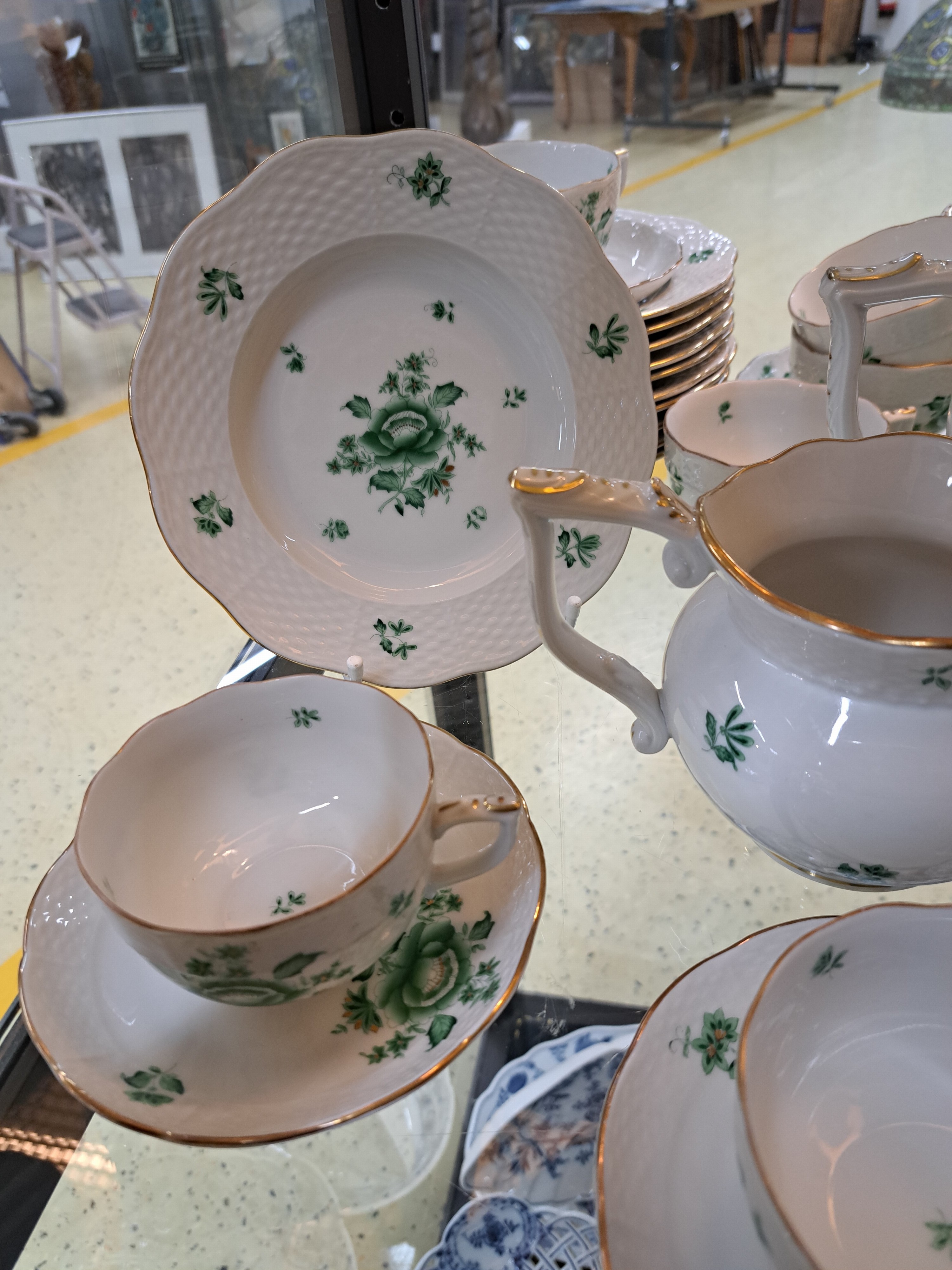 Detail c: Umfangreiches Service, Herend, Nanking bouquet/Niang vert, 20. Jh, Pfingstrose mit Gartenblumen, Porzellan, Goldstaffage, 10 Tassen mit Untertassen, ...
