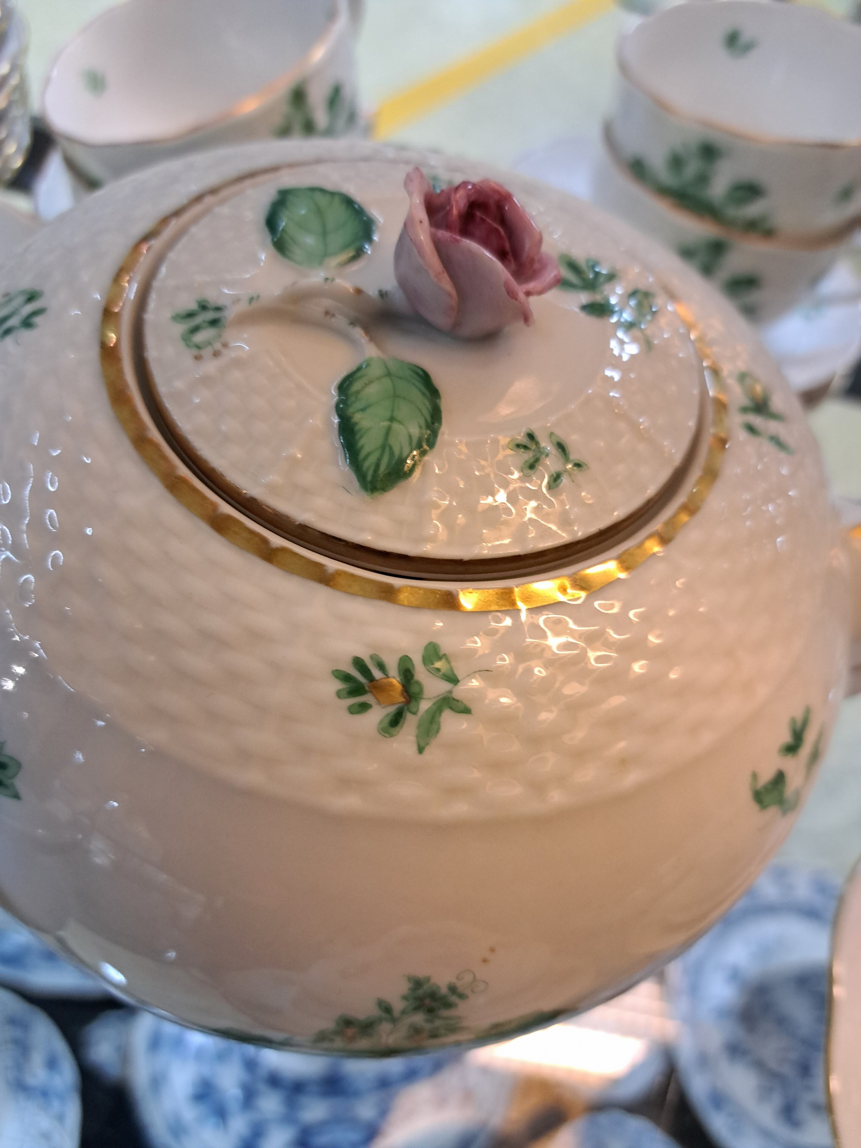 Detail d: Umfangreiches Service, Herend, Nanking bouquet/Niang vert, 20. Jh, Pfingstrose mit Gartenblumen, Porzellan, Goldstaffage, 10 Tassen mit Untertassen, ...