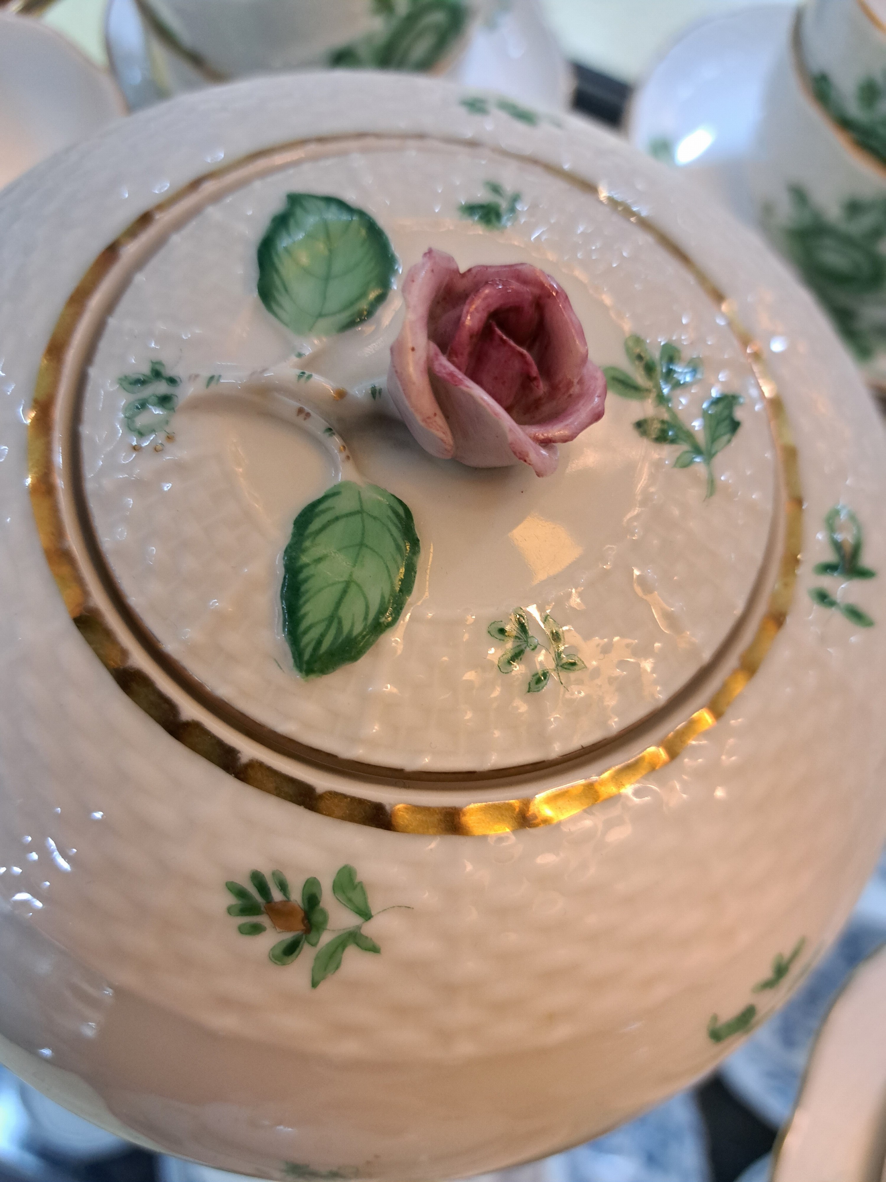 Detail e: Umfangreiches Service, Herend, Nanking bouquet/Niang vert, 20. Jh, Pfingstrose mit Gartenblumen, Porzellan, Goldstaffage, 10 Tassen mit Untertassen, ...