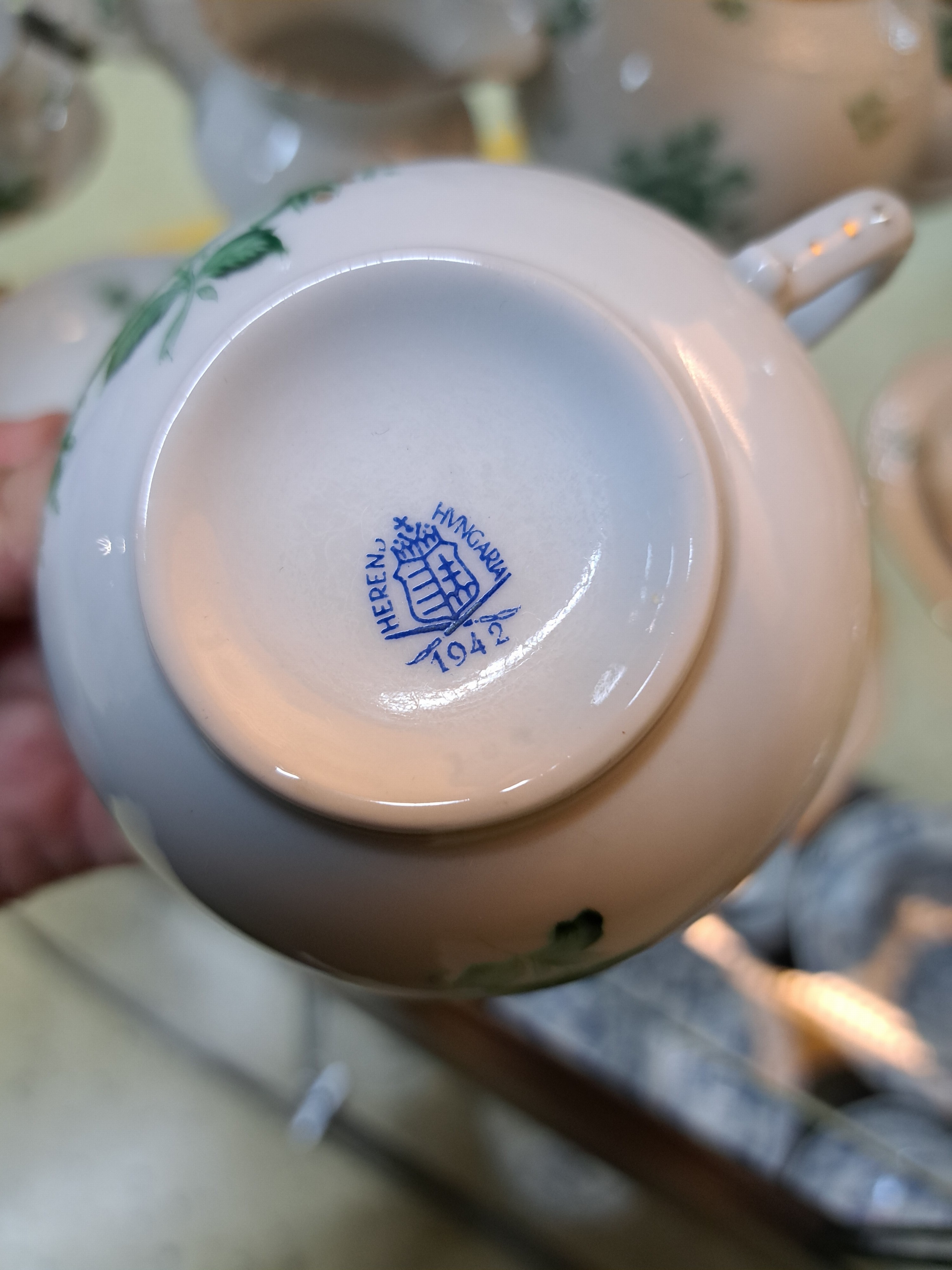 Detail f: Umfangreiches Service, Herend, Nanking bouquet/Niang vert, 20. Jh, Pfingstrose mit Gartenblumen, Porzellan, Goldstaffage, 10 Tassen mit Untertassen, ...