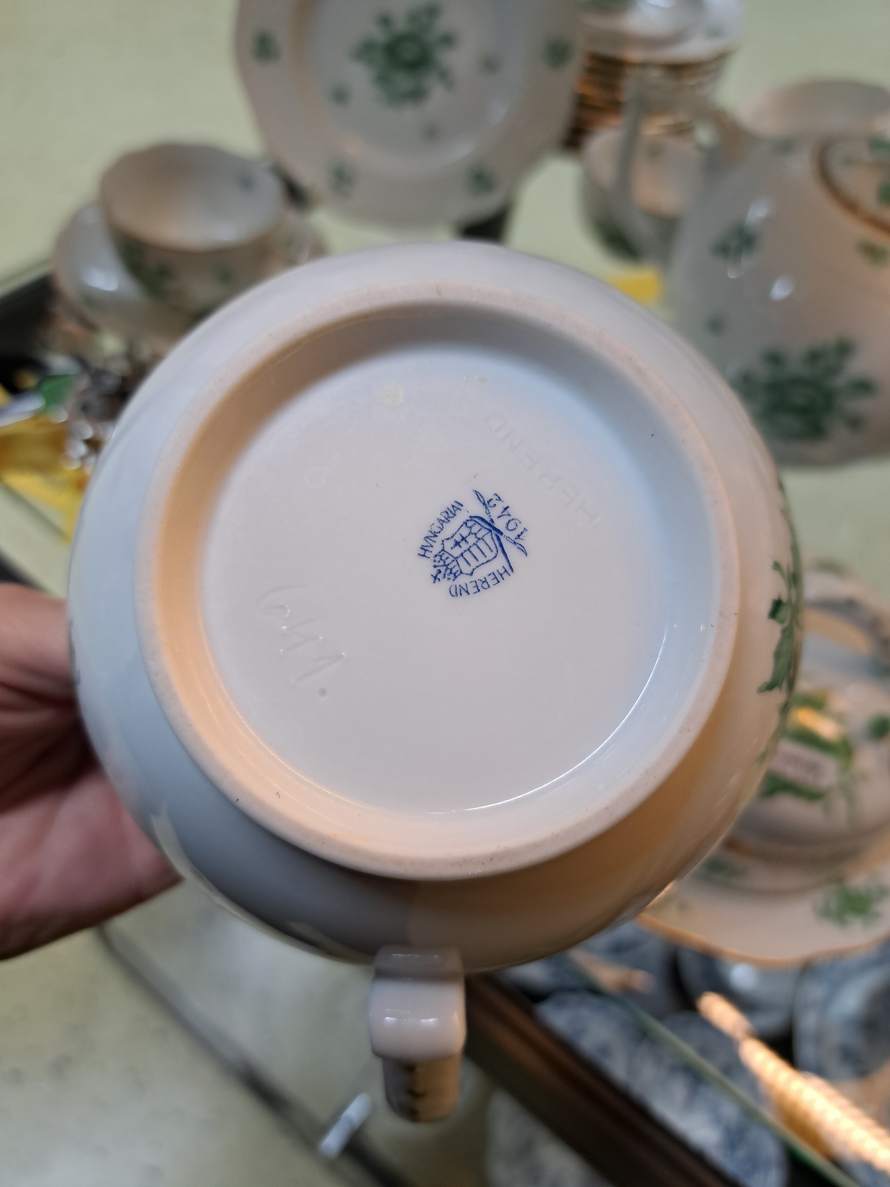 Detail g: Umfangreiches Service, Herend, Nanking bouquet/Niang vert, 20. Jh, Pfingstrose mit Gartenblumen, Porzellan, Goldstaffage, 10 Tassen mit Untertassen, ...