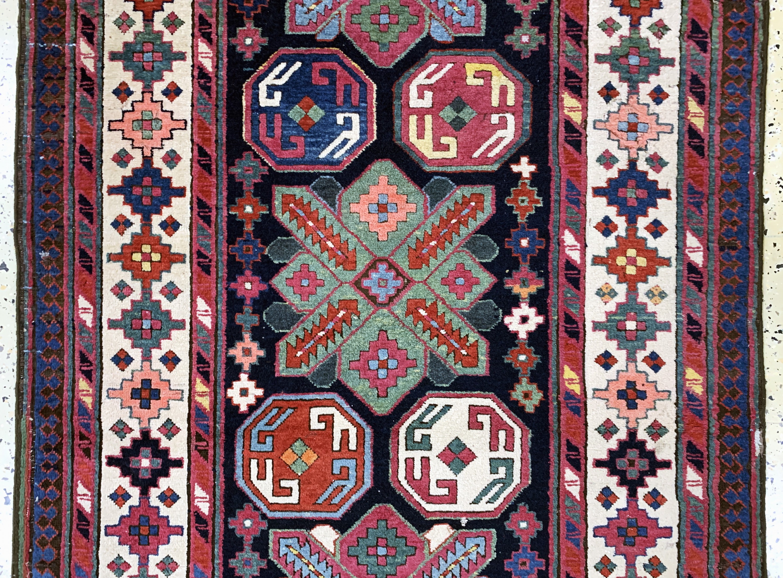 Detail b: Antiker"Lenkoran"Kazak, Kaukasus, um 1900, Wolle auf Wolle, ca. 268 x 103 cm, EHZ: 2-3, (restauriert)