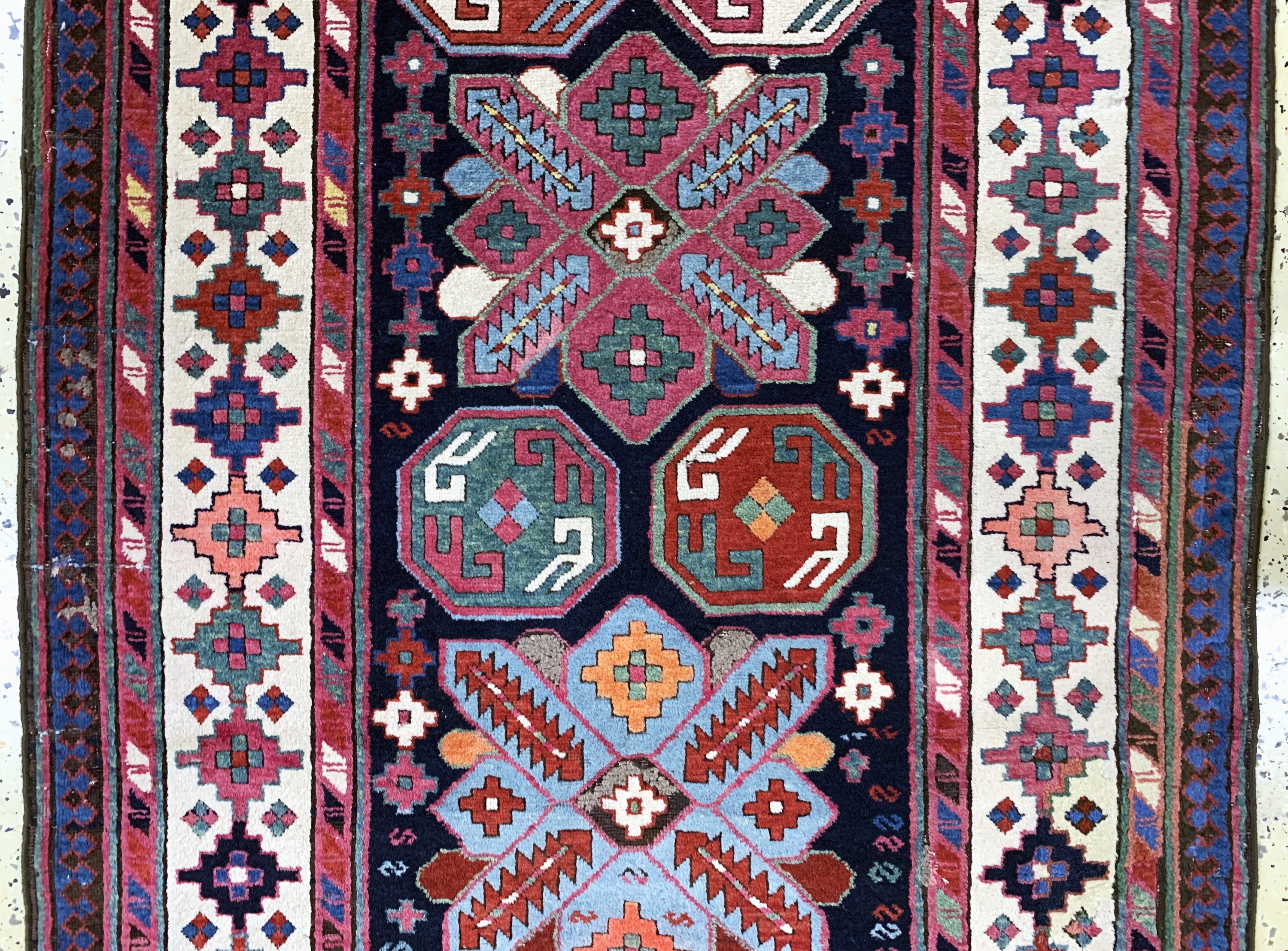 Detail c: Antiker"Lenkoran"Kazak, Kaukasus, um 1900, Wolle auf Wolle, ca. 268 x 103 cm, EHZ: 2-3, (restauriert)