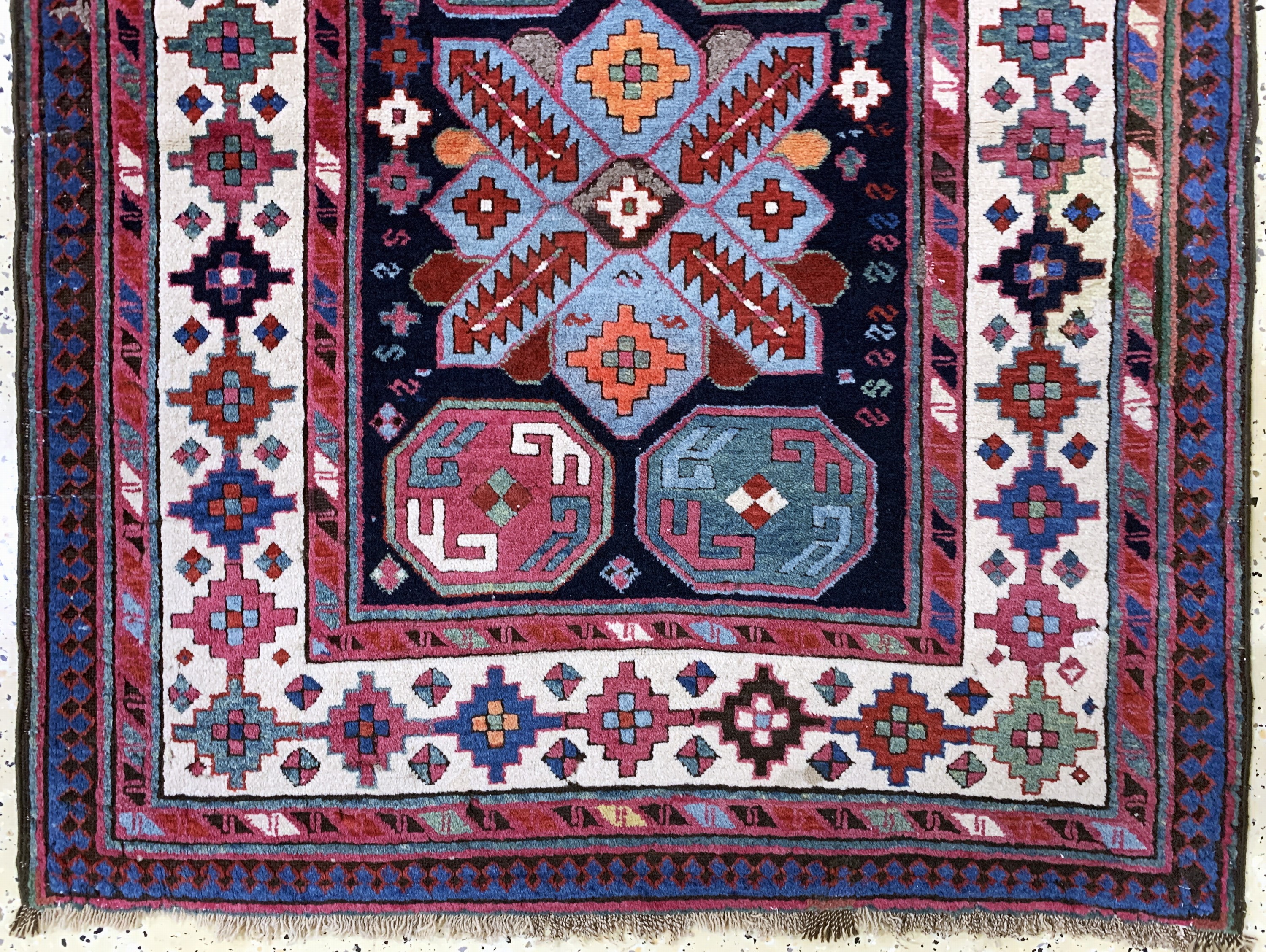 Detail d: Antiker"Lenkoran"Kazak, Kaukasus, um 1900, Wolle auf Wolle, ca. 268 x 103 cm, EHZ: 2-3, (restauriert)