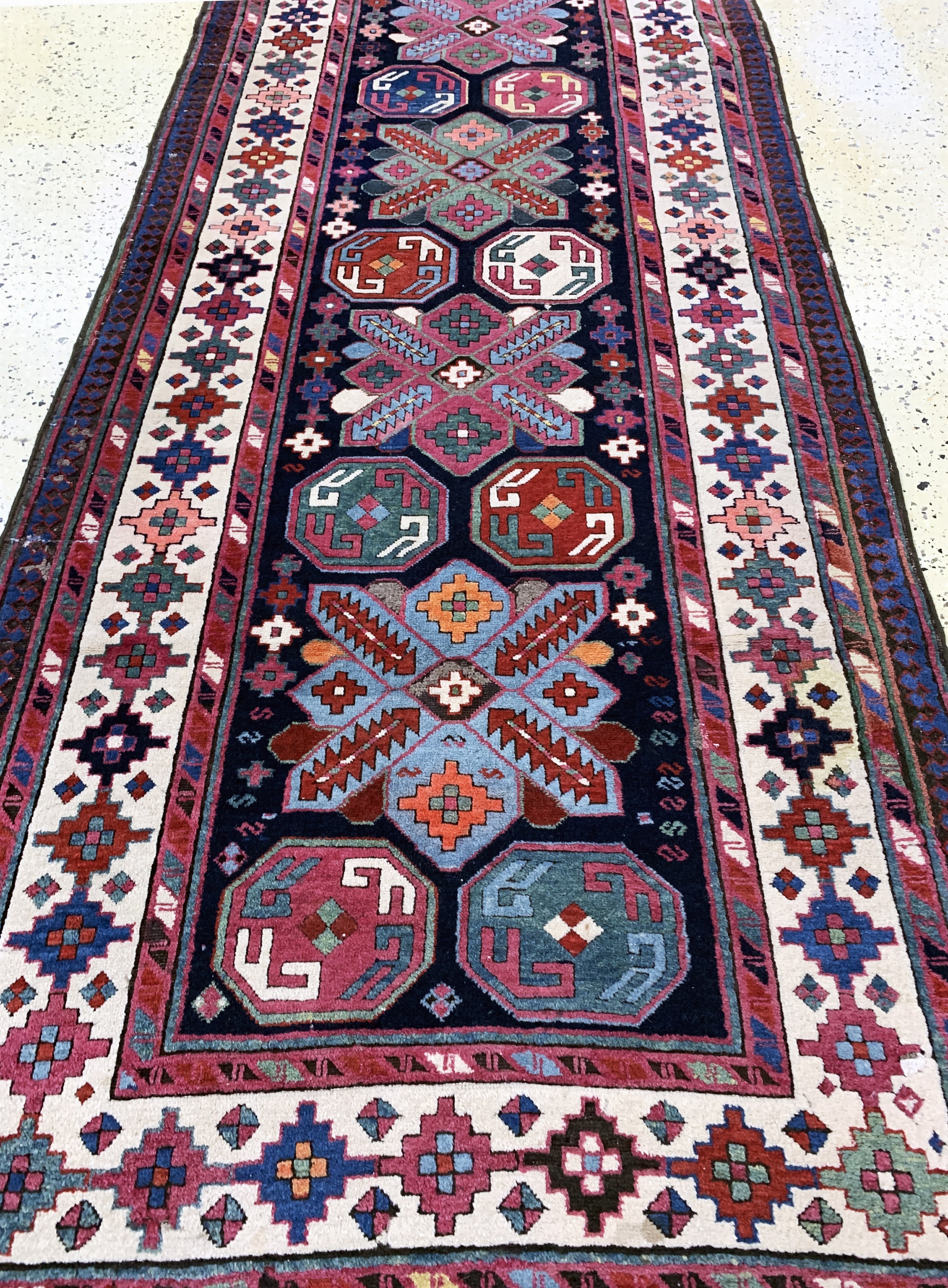 Detail e: Antiker"Lenkoran"Kazak, Kaukasus, um 1900, Wolle auf Wolle, ca. 268 x 103 cm, EHZ: 2-3, (restauriert)
