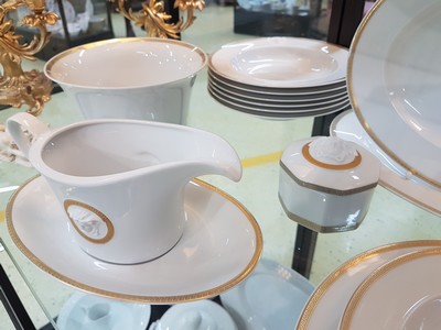 27044746b - Speiseservice für 7 Personen, Rosenthal, Entwurf Gianni Versace, Modell Medaille Meandre ...