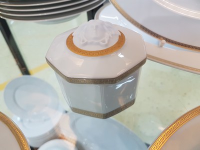 27044746e - Speiseservice für 7 Personen, Rosenthal, Entwurf Gianni Versace, Modell Medaille Meandre ...