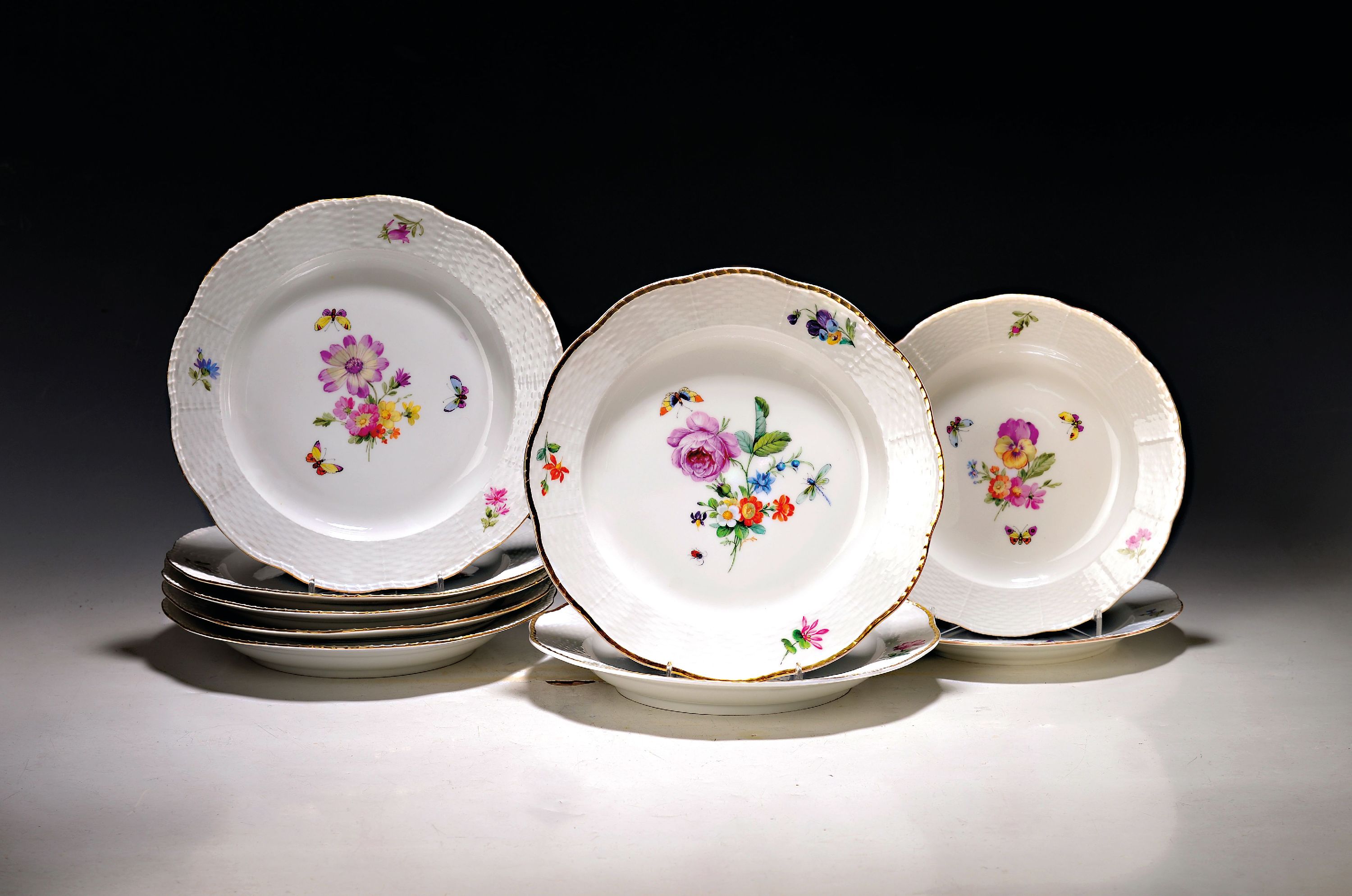 Detail a: Teile eines Tafelservice, KPM, Berlin, Anfang 20.Jh., Porzellan, Alt-Ozier, Reliefzier, handbemalter Dekor mit Streublumen und Schmetterlingen, ...