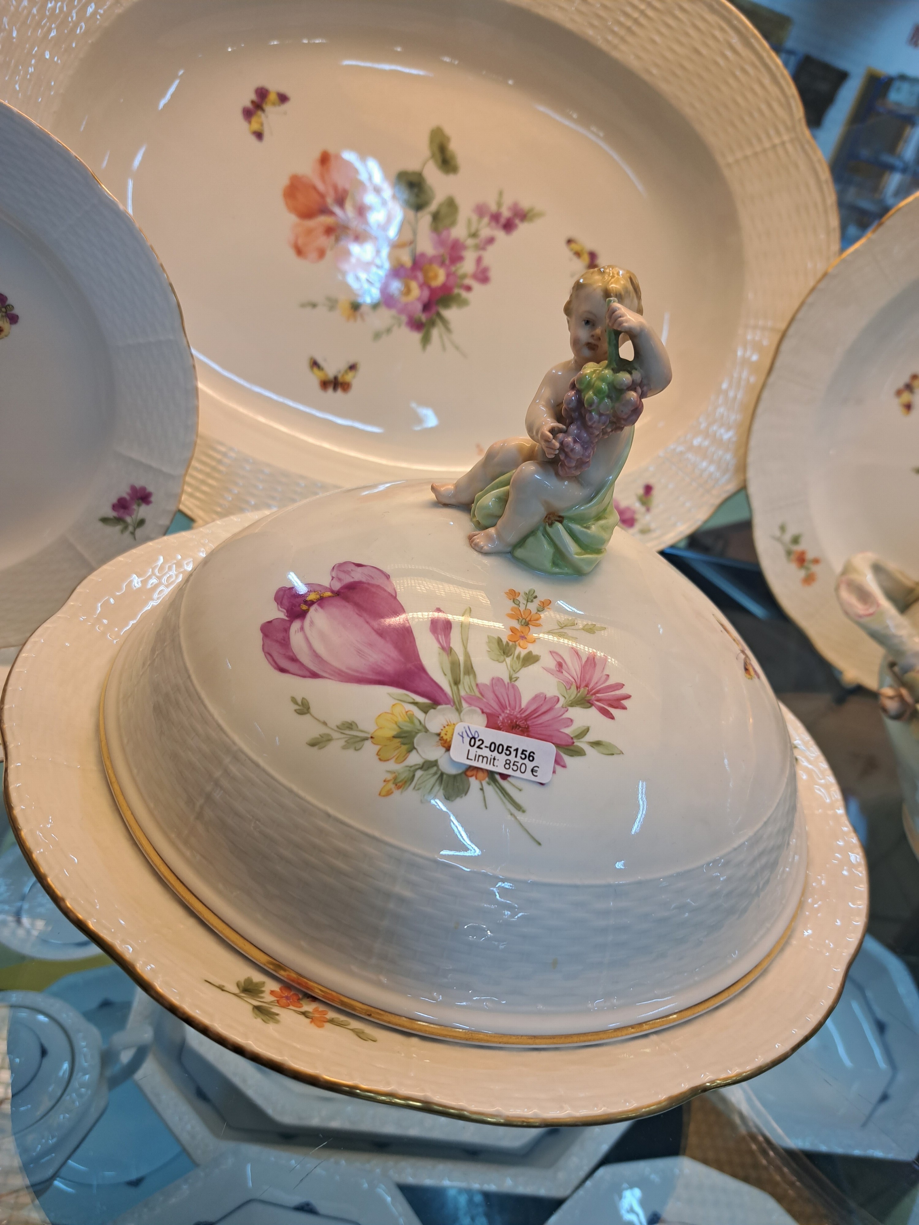 Detail d: Teile eines Tafelservice, KPM, Berlin, Anfang 20.Jh., Porzellan, Alt-Ozier, Reliefzier, handbemalter Dekor mit Streublumen und Schmetterlingen, ...