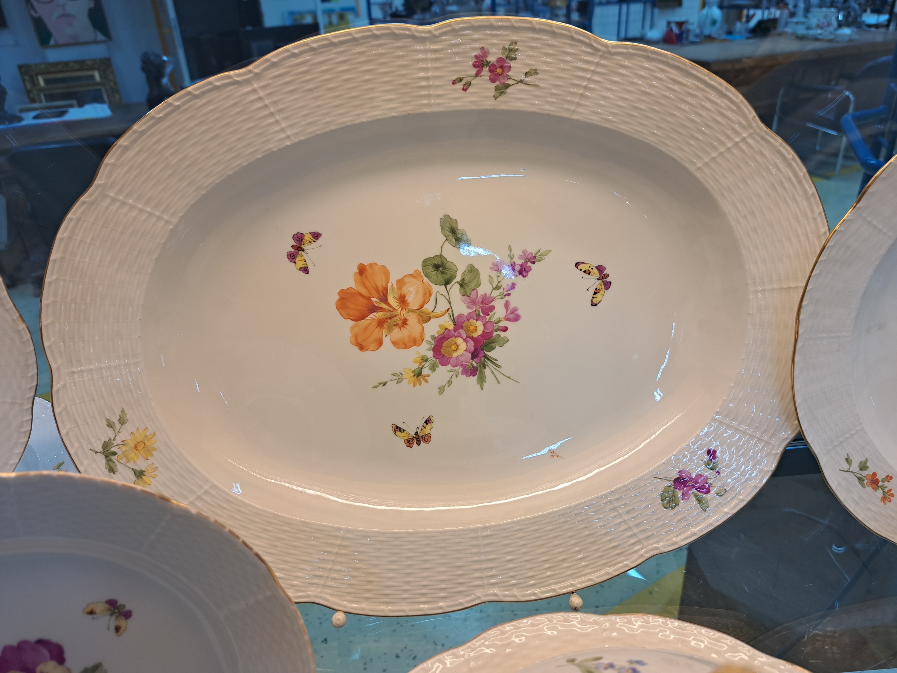 Detail e: Teile eines Tafelservice, KPM, Berlin, Anfang 20.Jh., Porzellan, Alt-Ozier, Reliefzier, handbemalter Dekor mit Streublumen und Schmetterlingen, ...