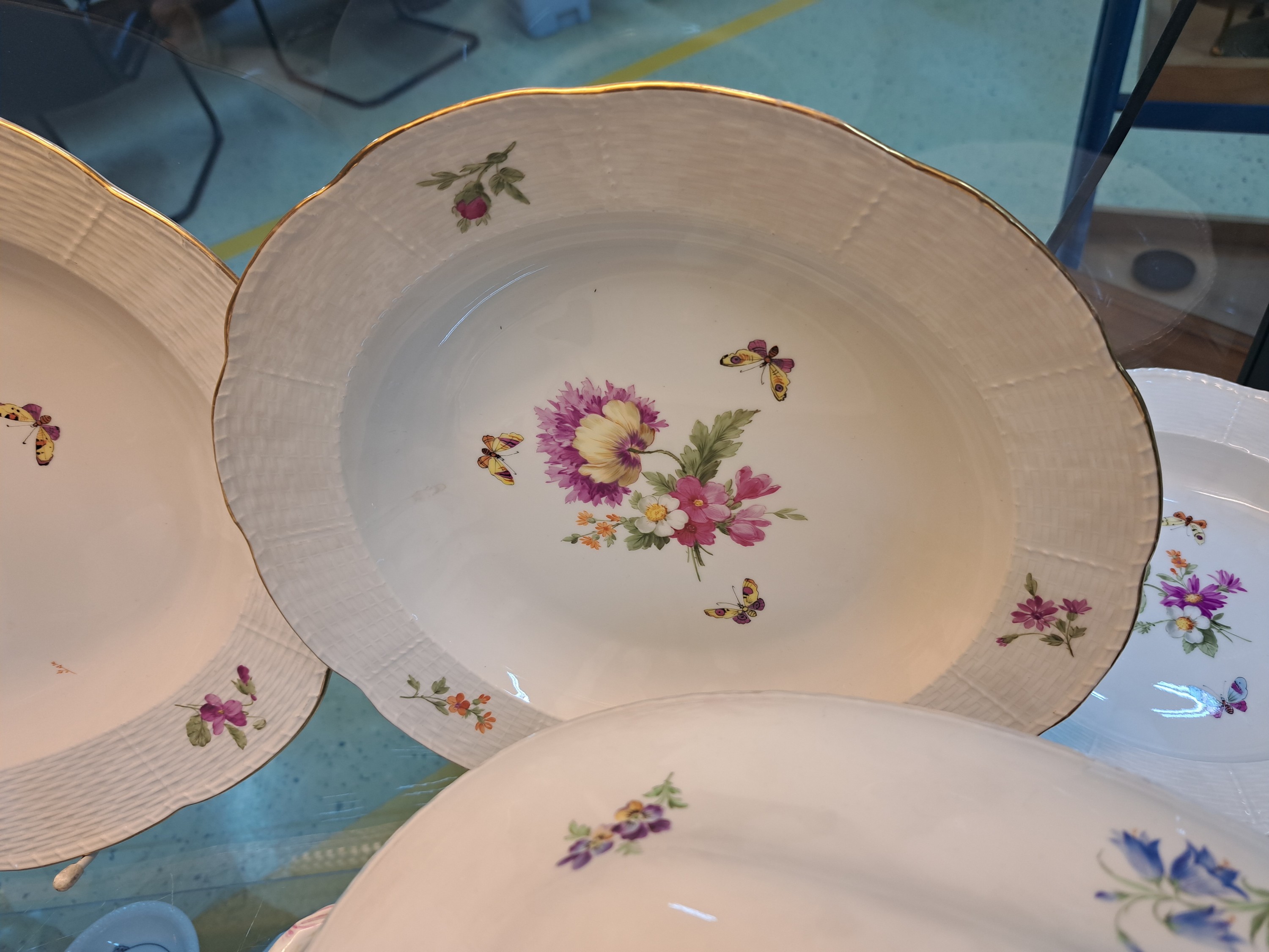 Detail g: Teile eines Tafelservice, KPM, Berlin, Anfang 20.Jh., Porzellan, Alt-Ozier, Reliefzier, handbemalter Dekor mit Streublumen und Schmetterlingen, ...