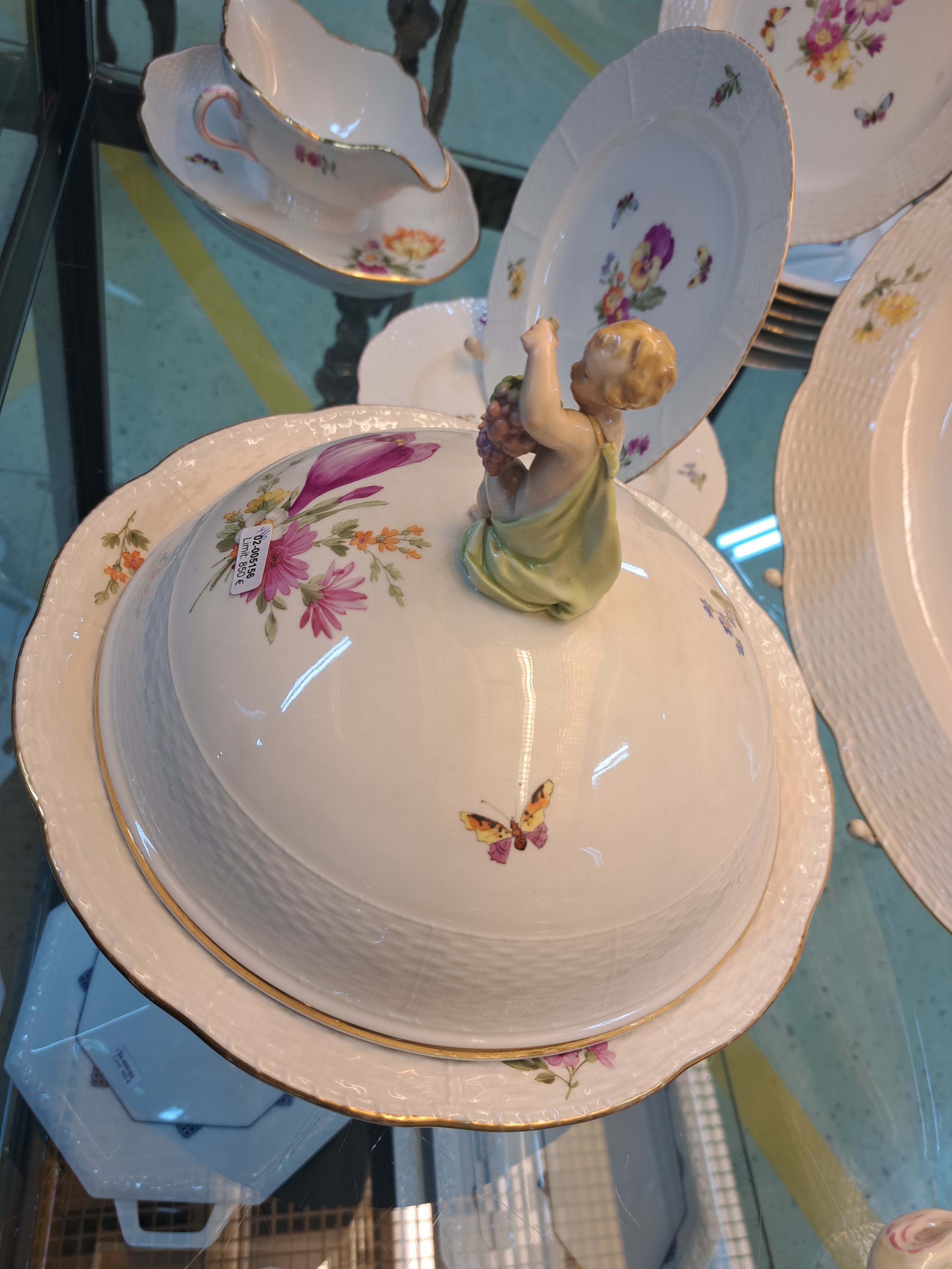 Detail h: Teile eines Tafelservice, KPM, Berlin, Anfang 20.Jh., Porzellan, Alt-Ozier, Reliefzier, handbemalter Dekor mit Streublumen und Schmetterlingen, ...