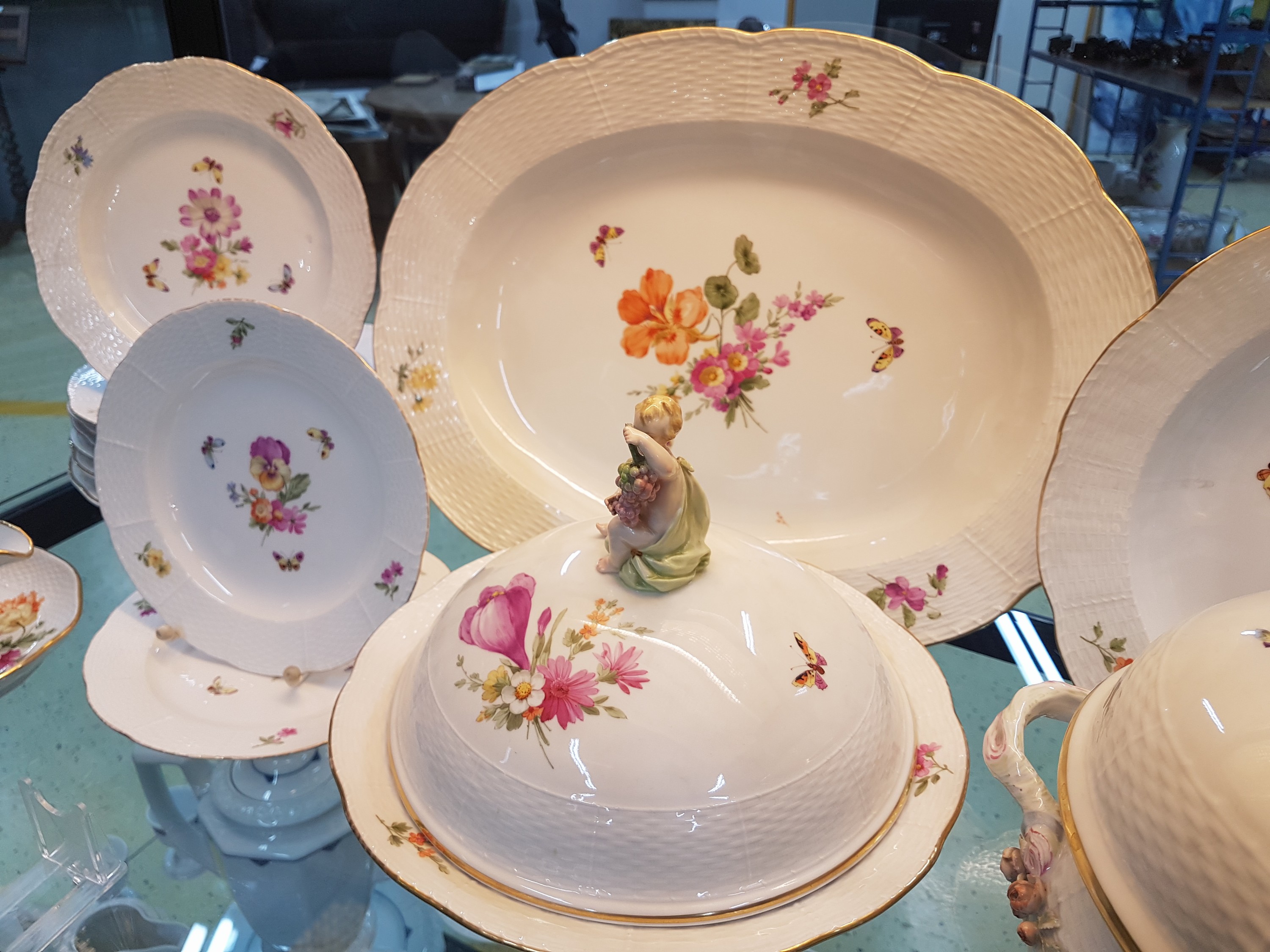 Detail j: Teile eines Tafelservice, KPM, Berlin, Anfang 20.Jh., Porzellan, Alt-Ozier, Reliefzier, handbemalter Dekor mit Streublumen und Schmetterlingen, ...