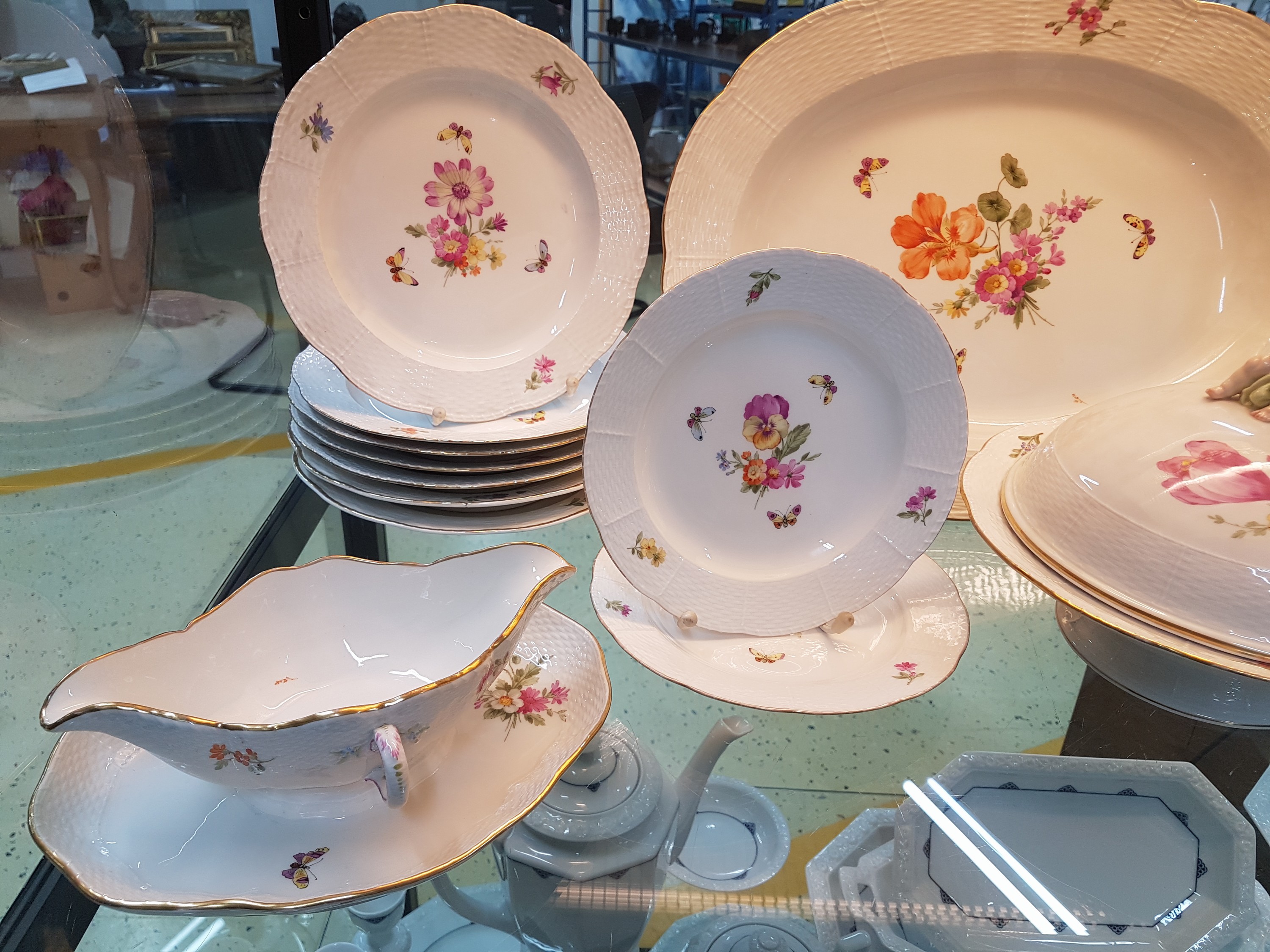 Detail k: Teile eines Tafelservice, KPM, Berlin, Anfang 20.Jh., Porzellan, Alt-Ozier, Reliefzier, handbemalter Dekor mit Streublumen und Schmetterlingen, ...