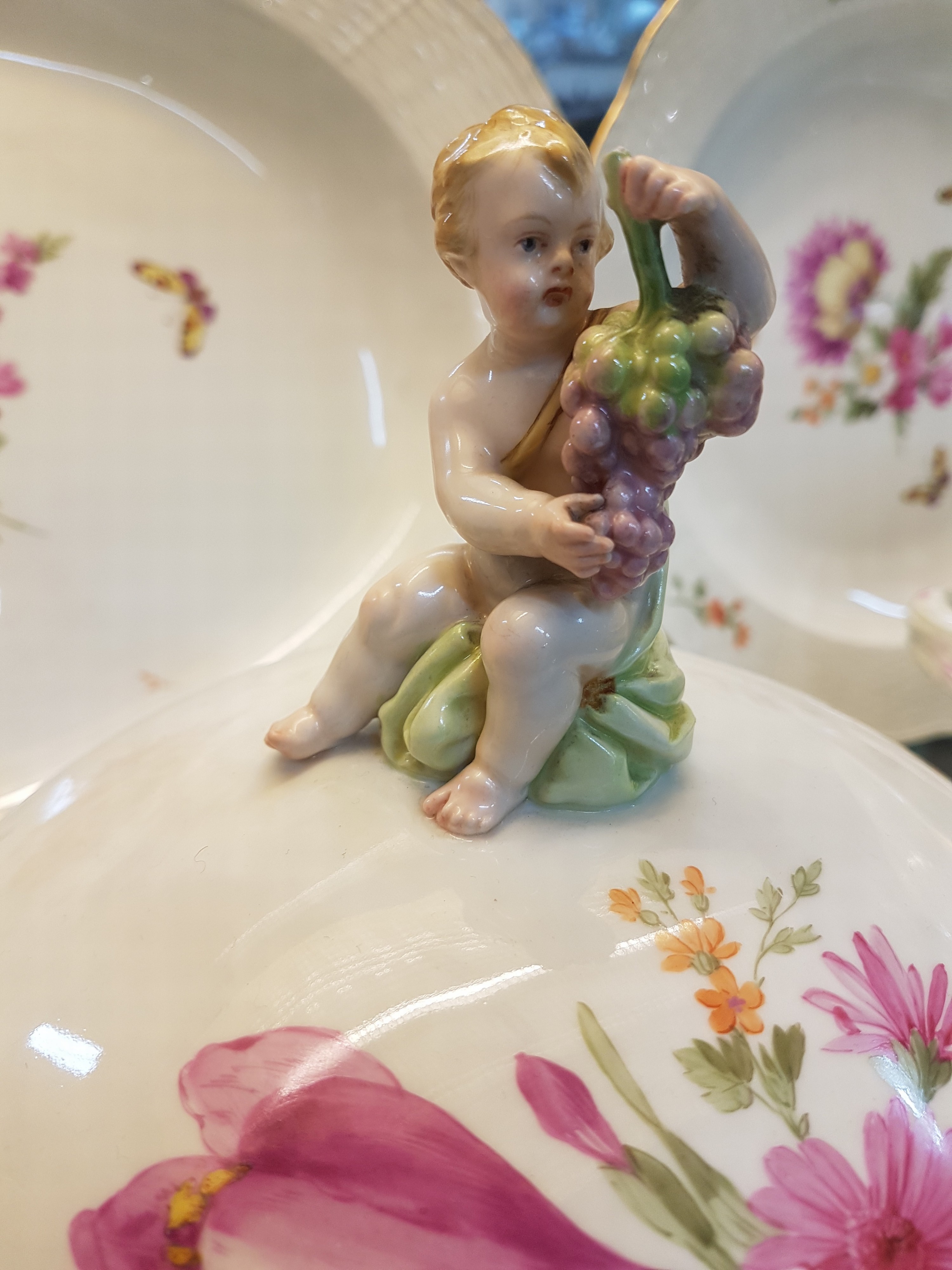 Detail m: Teile eines Tafelservice, KPM, Berlin, Anfang 20.Jh., Porzellan, Alt-Ozier, Reliefzier, handbemalter Dekor mit Streublumen und Schmetterlingen, ...
