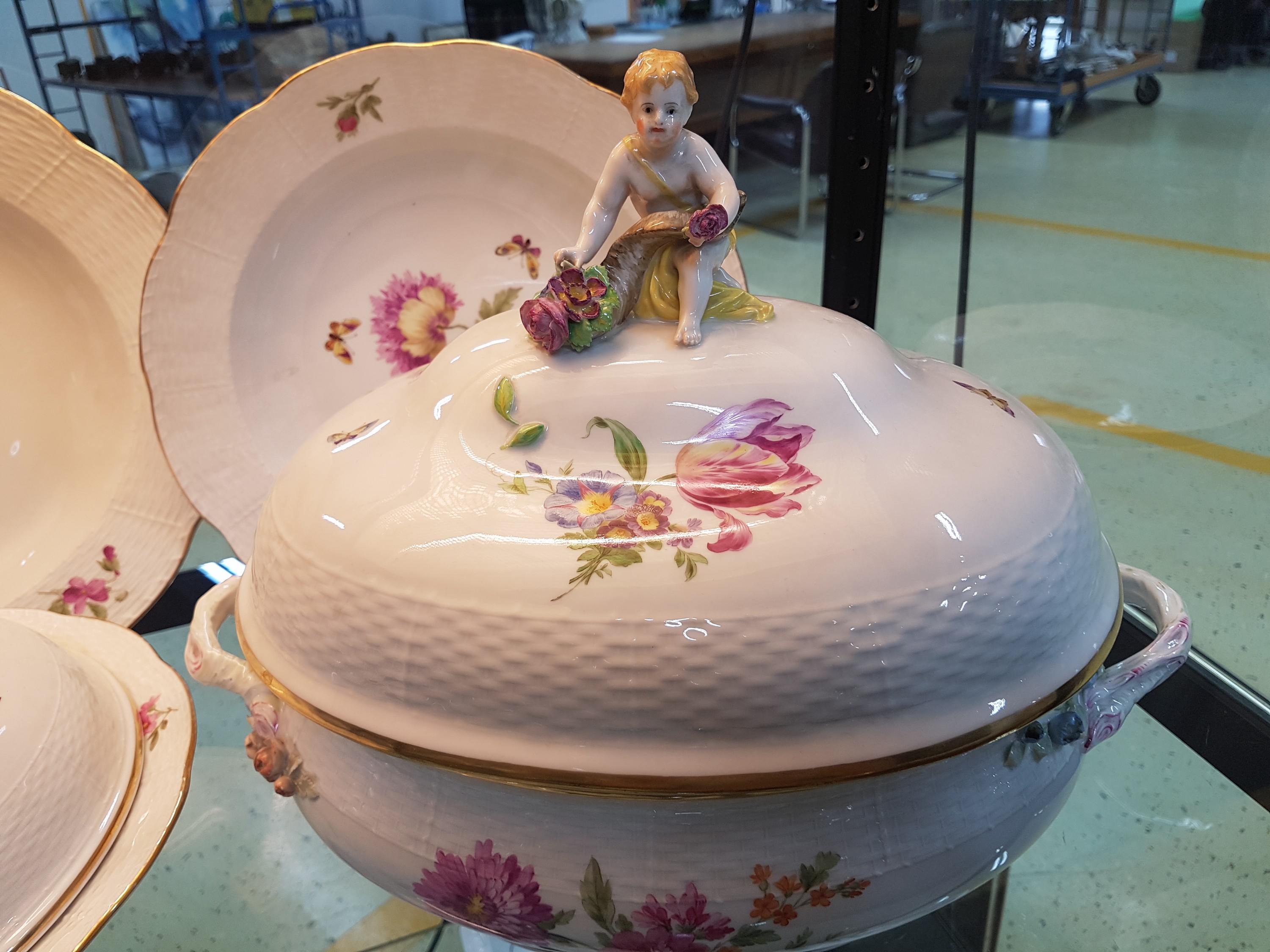 Detail n: Teile eines Tafelservice, KPM, Berlin, Anfang 20.Jh., Porzellan, Alt-Ozier, Reliefzier, handbemalter Dekor mit Streublumen und Schmetterlingen, ...