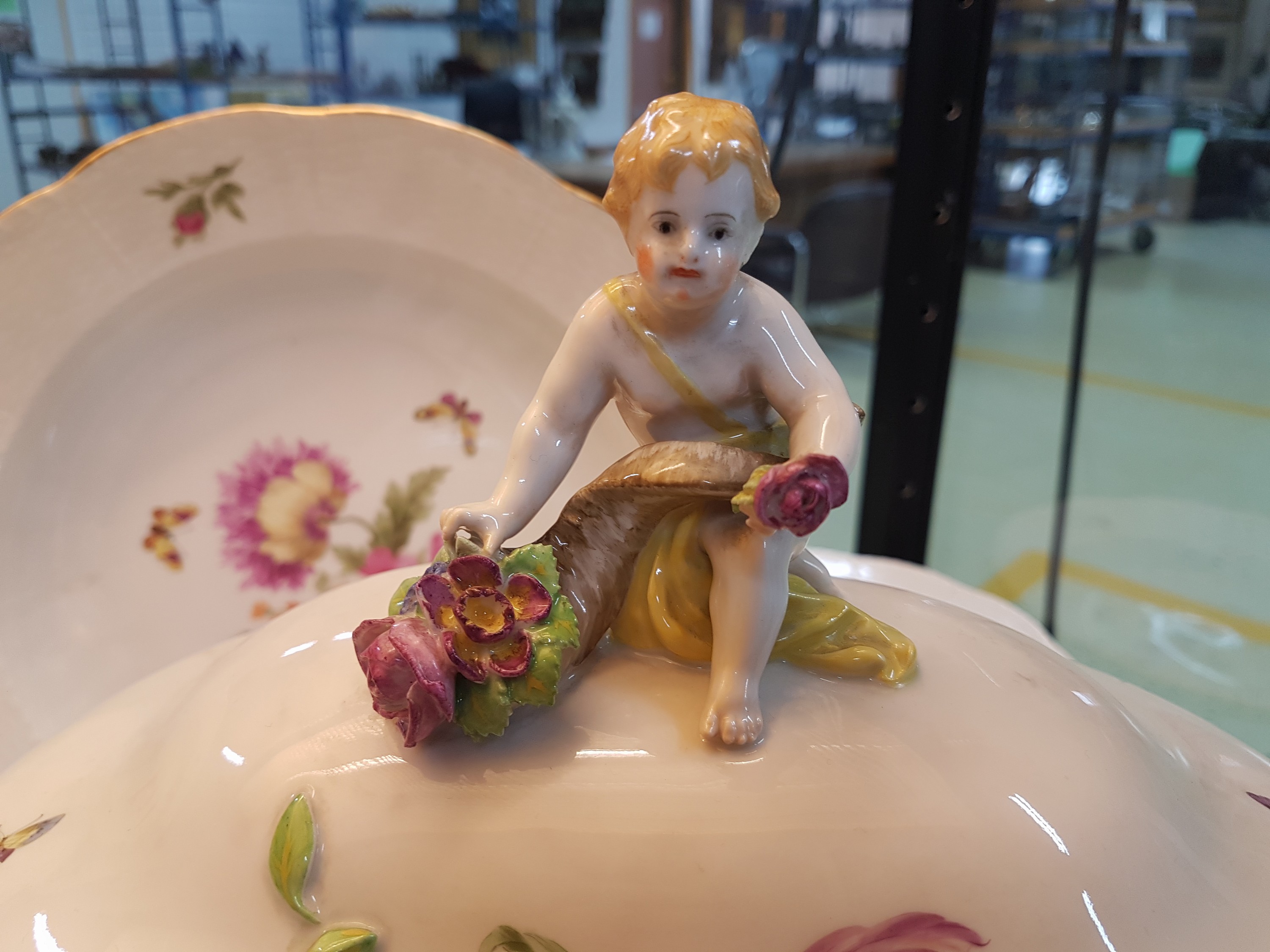 Detail o: Teile eines Tafelservice, KPM, Berlin, Anfang 20.Jh., Porzellan, Alt-Ozier, Reliefzier, handbemalter Dekor mit Streublumen und Schmetterlingen, ...