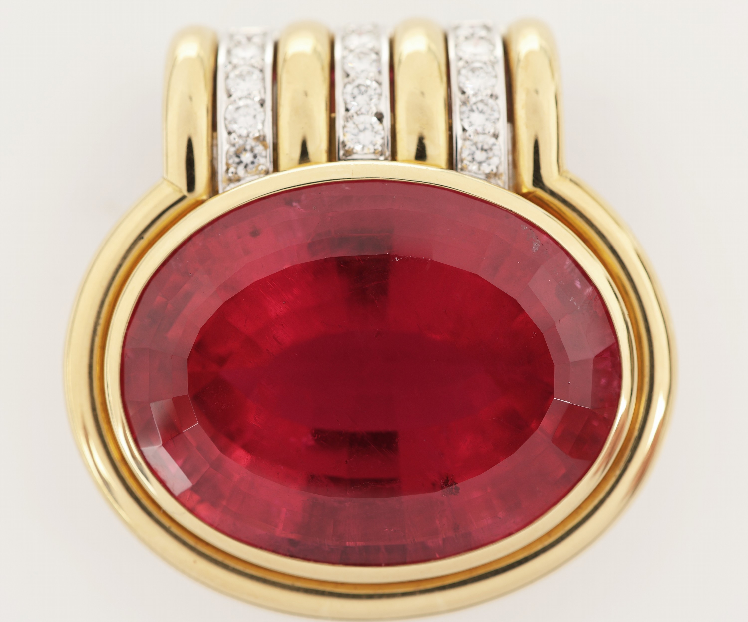 Detail c: 18 kt Gold Turmalin-Brillant-Clipanhänger, GG/WG 750/000, aufwendige Goldschmiedearbeit, getreppter Aufbau, ovalfacett. Rubellit ca. 60.0 ct, 15 in ...