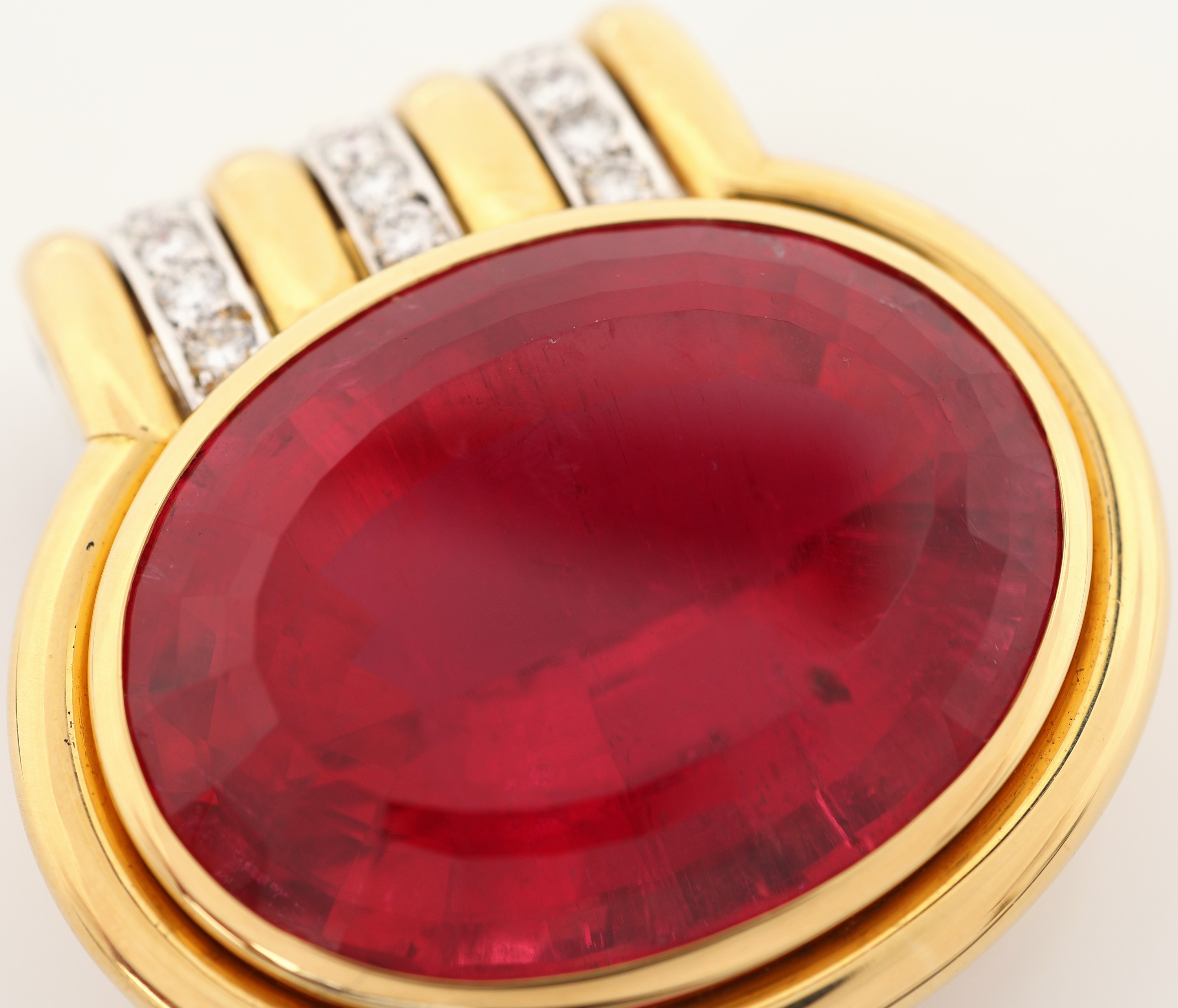 Detail d: 18 kt Gold Turmalin-Brillant-Clipanhänger, GG/WG 750/000, aufwendige Goldschmiedearbeit, getreppter Aufbau, ovalfacett. Rubellit ca. 60.0 ct, 15 in ...