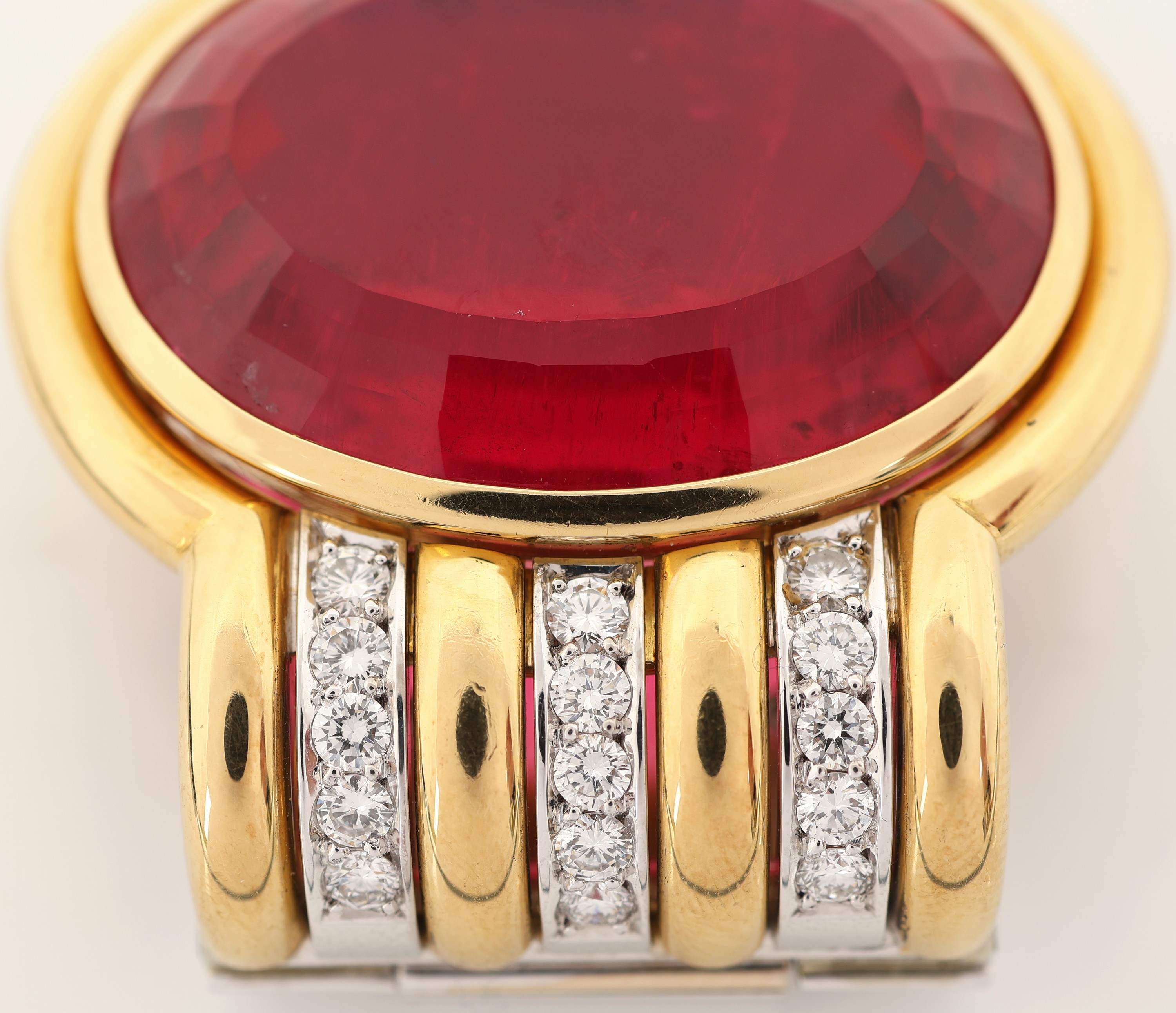 Detail e: 18 kt Gold Turmalin-Brillant-Clipanhänger, GG/WG 750/000, aufwendige Goldschmiedearbeit, getreppter Aufbau, ovalfacett. Rubellit ca. 60.0 ct, 15 in ...