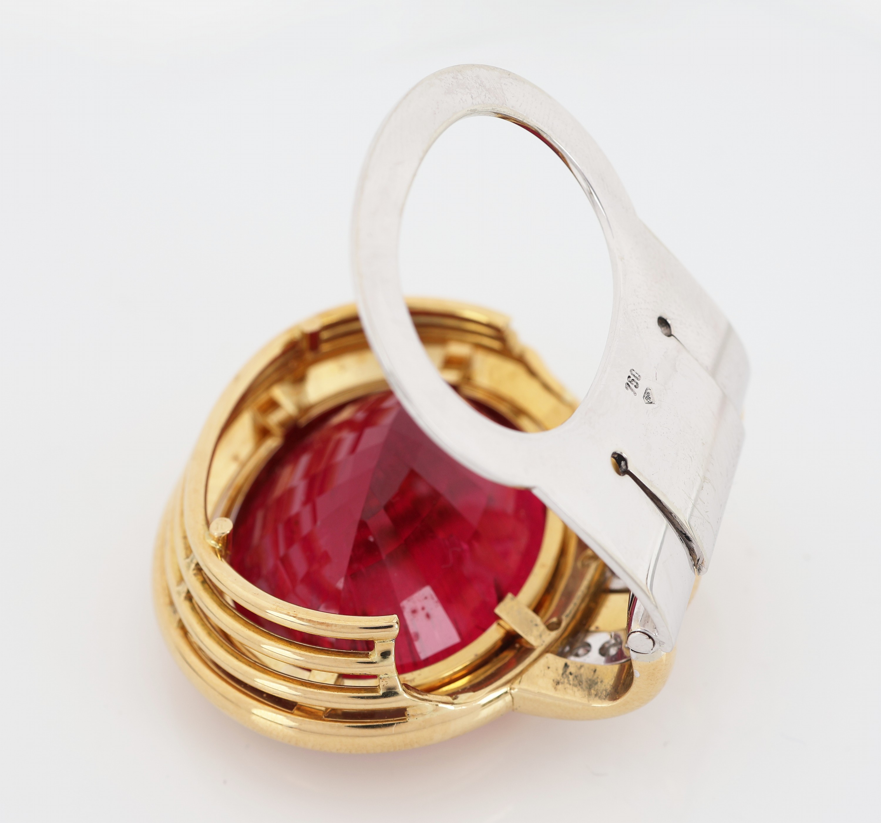 Detail f: 18 kt Gold Turmalin-Brillant-Clipanhänger, GG/WG 750/000, aufwendige Goldschmiedearbeit, getreppter Aufbau, ovalfacett. Rubellit ca. 60.0 ct, 15 in ...