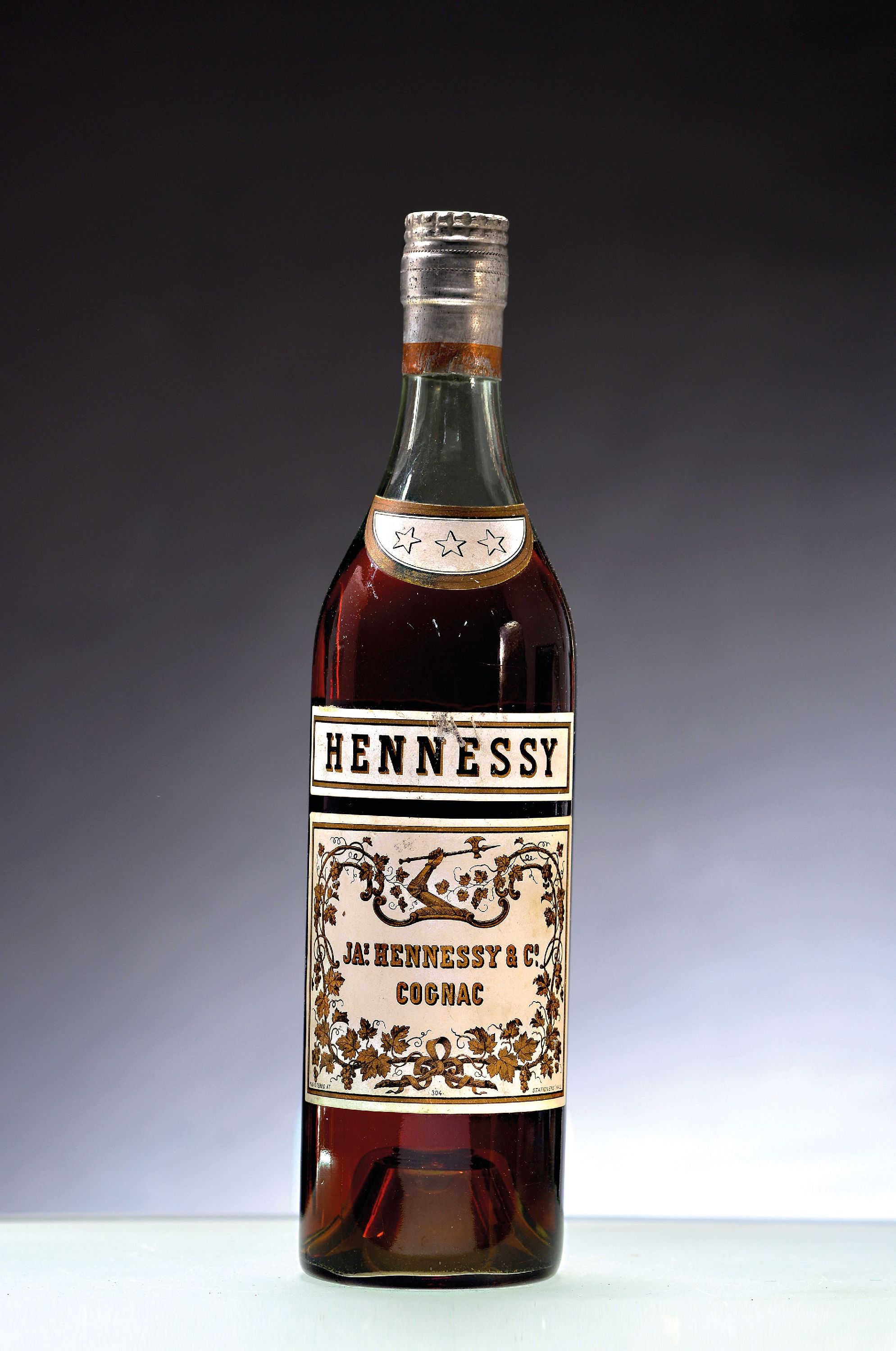 Image 27044979 - 2 Flaschen Vintage Hennessy & Co. 3 Star Cognac, 1930/40er-Jahre, Frankreich, ca. 740ml, ...