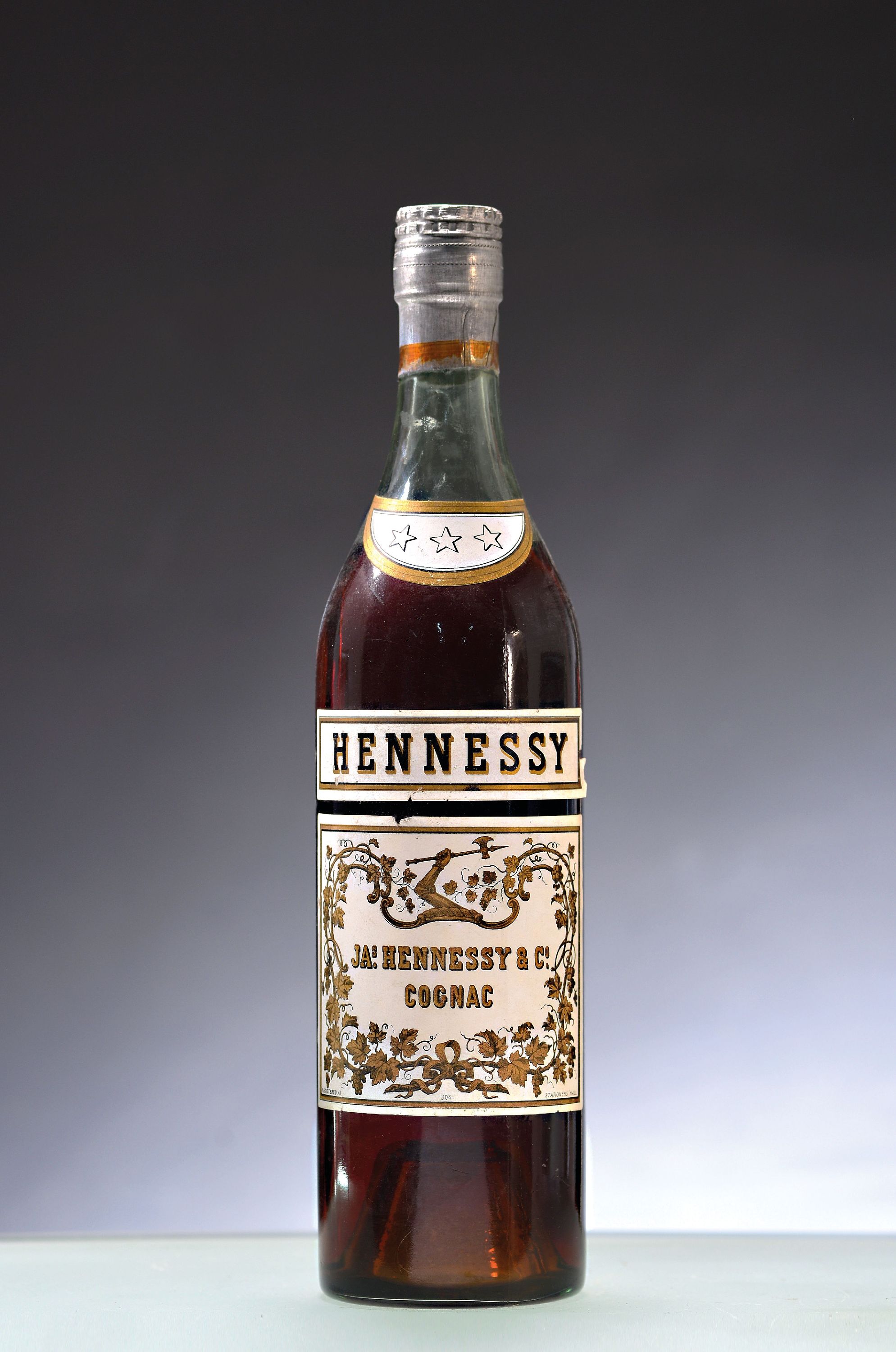 Detail a: 2 Flaschen Vintage Hennessy & Co. 3 Star Cognac, 1930/40er-Jahre, Frankreich, ca. 740ml, ca. 40%Vol., Füllniveau ca. 5cm, 1x Etikett verso l. ...