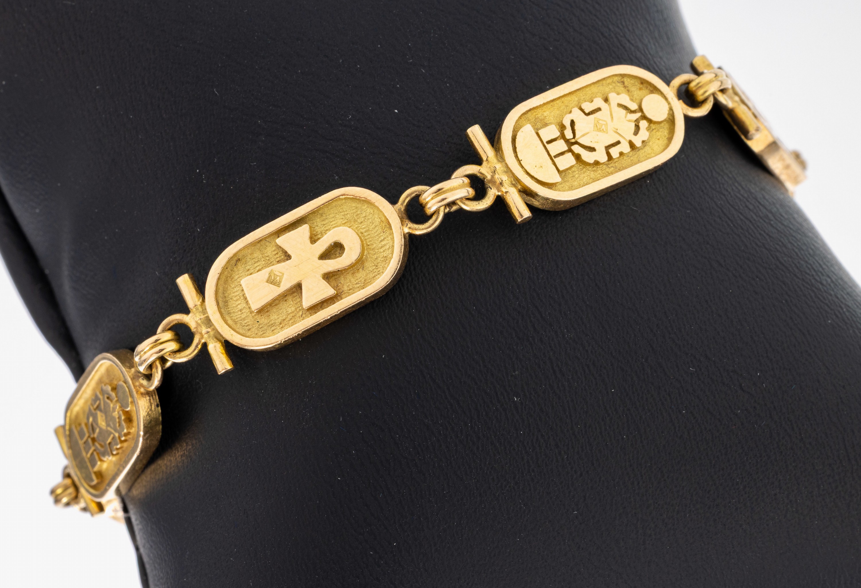 Image 27044988 - 14 kt Gold Armband, GG 585/000 gepr., Glieder mit ägypt. Motiven, L. ca. 19 cm, ca. ...