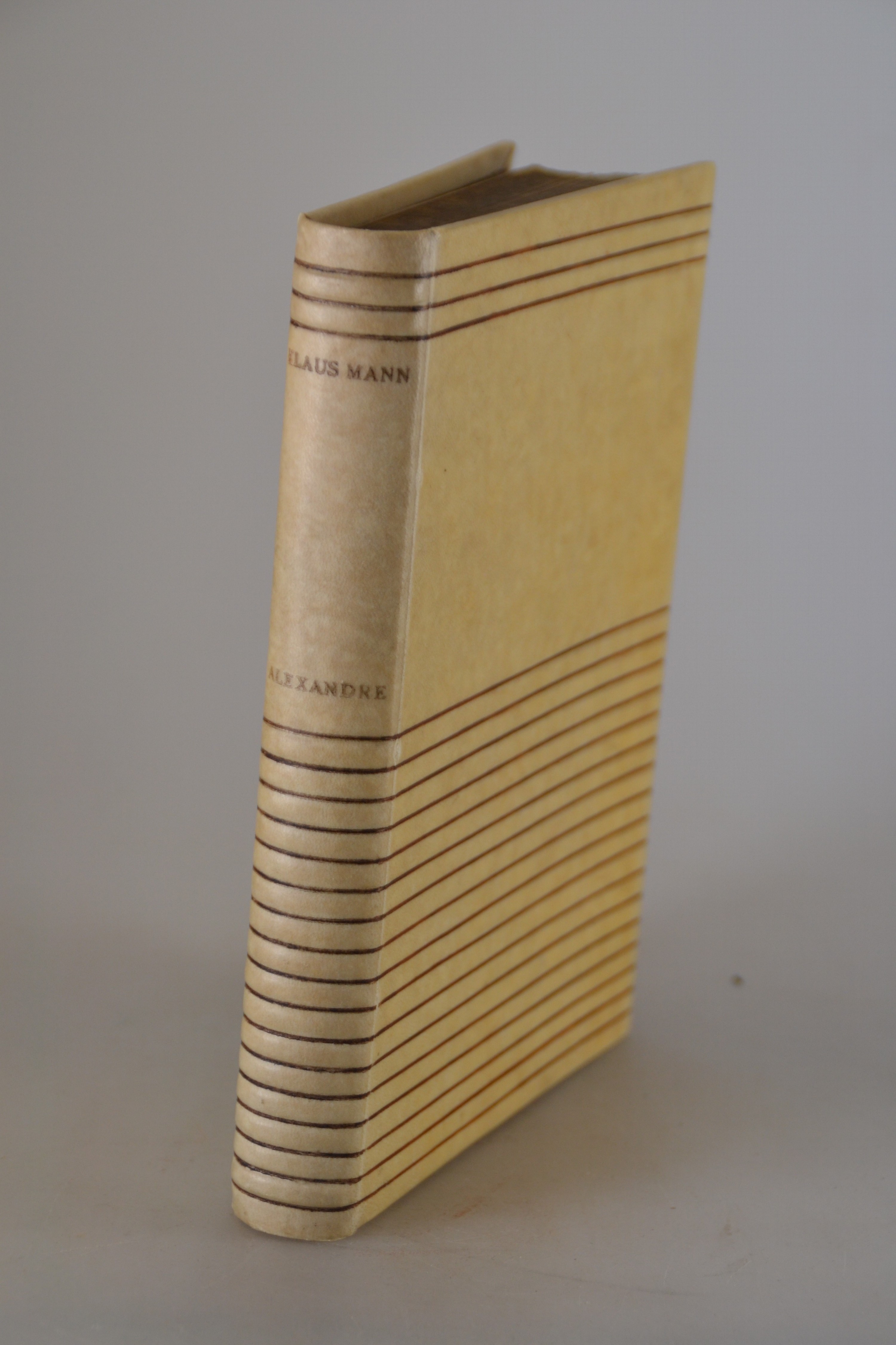 Detail b: Klaus Mann (1906-1949): Alexandre. Roman de l'Utopie, Paris, Delamain & Boutelleau 1931, frz., 8°, OLdr., Ed. 2645 von 2697, eines von 100 ...