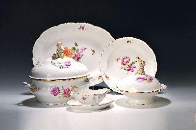 Teile eines Tafelservice, KPM, Berlin, Anfang 20.Jh., Porzellan, Alt-Ozier, Reliefzier, handbemalter Dekor mit Streublumen und Schmetterlingen, ...