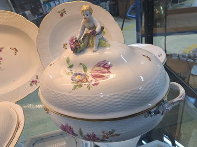 27044909f - Teile eines Tafelservice, KPM, Berlin, Anfang 20.Jh., Porzellan, Alt-Ozier, Reliefzier, ...