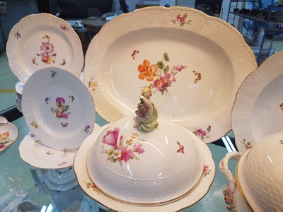 27044909j - Teile eines Tafelservice, KPM, Berlin, Anfang 20.Jh., Porzellan, Alt-Ozier, Reliefzier, ...