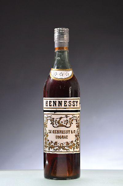 27044979a - 2 Flaschen Vintage Hennessy & Co. 3 Star Cognac, 1930/40er-Jahre, Frankreich, ca. 740ml, ...